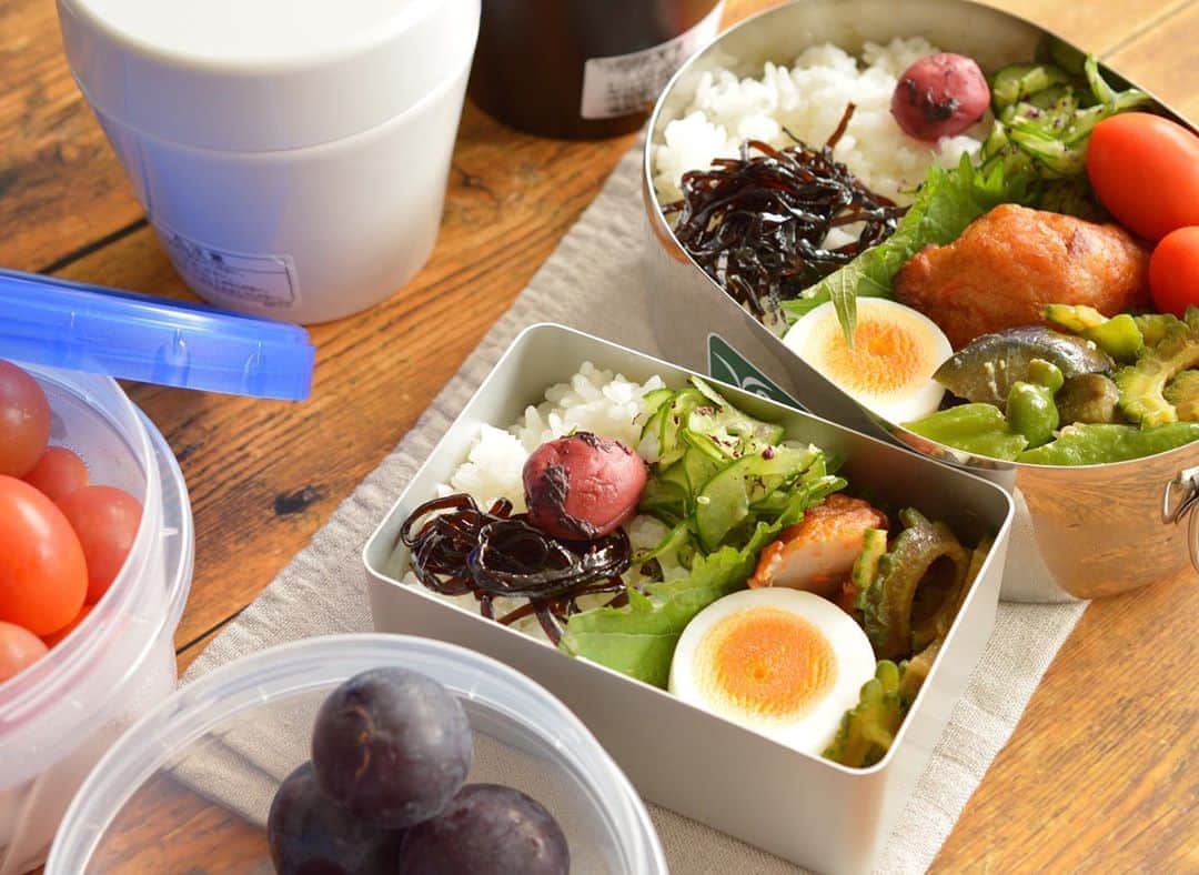 yukiyoのインスタグラム：「2020.8.27* ・ 今日のお弁当 ・ 昆布の佃煮と梅干し乗っけごはん 茹で玉子 北茨城・松野屋のちぎり揚げ 茄子ピーマン味噌炒め ゴーヤにんにく醤油漬け ミニトマト 塩もみきゅうりゆかり和え ・ 今日も私のはごはん少なめ 茄子ピーマン無し、ミニトマトたくさん ・ けんさんのみぶどう お湯を入れるお味噌汁付き ・ ・ 明日は夏休み！（全4日中2日目） の為お弁当はお休みです。 ・ 今日は早く寝よ… ・ ・ #お弁当 #obento #bento #lunch #lunchbox #onthetable #japanesefood #暮らし #lin_stagrammer #ロカリ #おうちごはんLover #マカロニメイト #IGersJP #シーガル #THE」