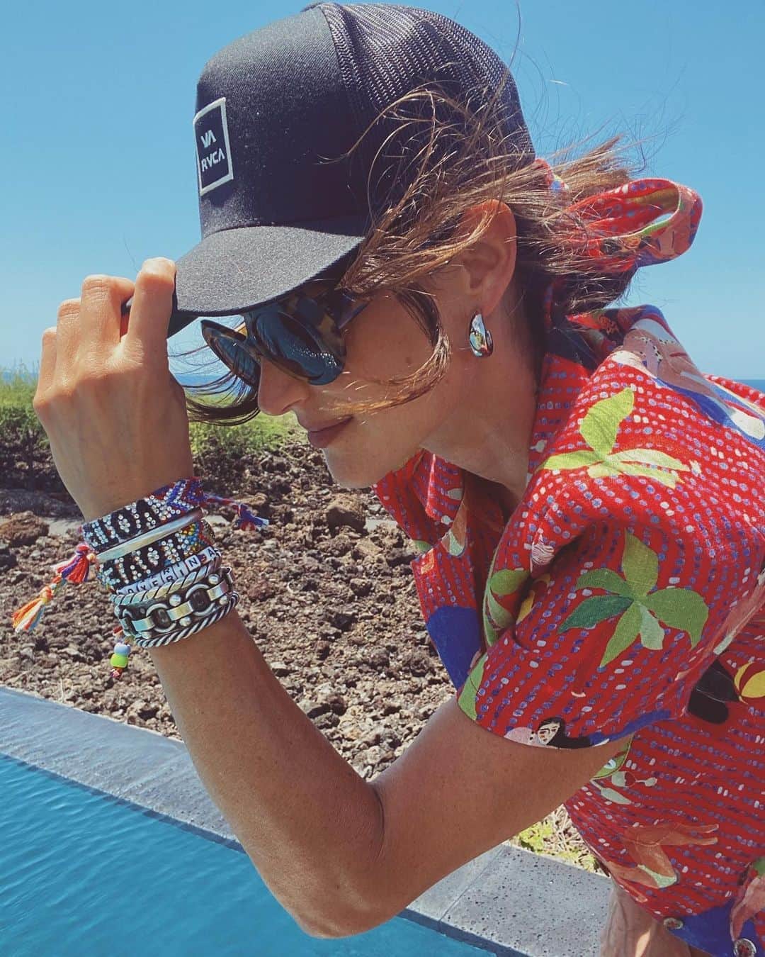 のインスタグラム：「We like to wear our reminders on our wrists... it’s Women's Equality Day!! And we’re wearing our VOTE bracelet to commemorate the passage of the 19th Amendment to the U.S. Constitution, which granted the right to #vote to women. It’s more important than ever to exercise our right. Make sure you’re registered to vote, grab a DANNIJO x @dolorispetunia bracelet and make some noise! *a percent of proceeds from the VOTE bracelets go to @whenweallvote 🇺🇸 Tap to shop and represent 🛒」