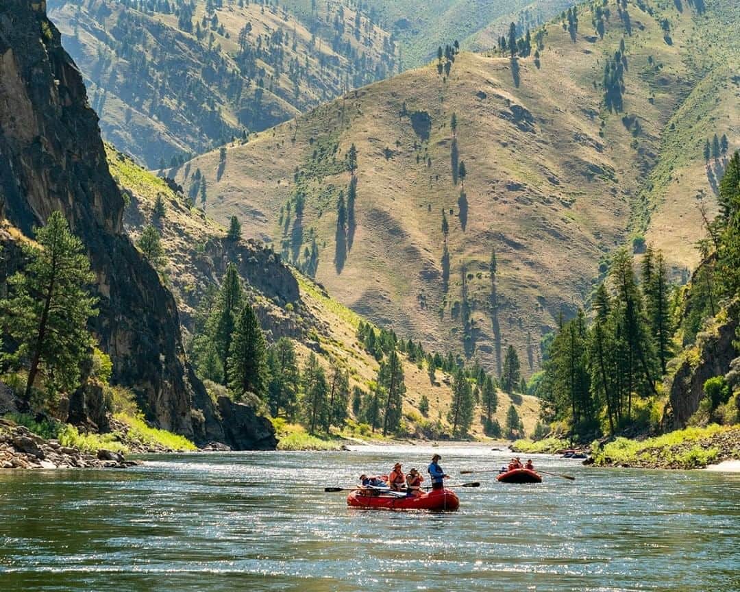 National Geographic Travelさんのインスタグラム写真 - (National Geographic TravelInstagram)「Photo by @stephen_matera  The Salmon River cuts right through the heart of the Frank Church-River of No Return Wilderness, the largest contiguous federal wilderness area in the lower 48. Follow me @stephen_matera for more images like this from Idaho and around the world. #wilderness #rafting #salmonriver」8月27日 9時05分 - natgeotravel