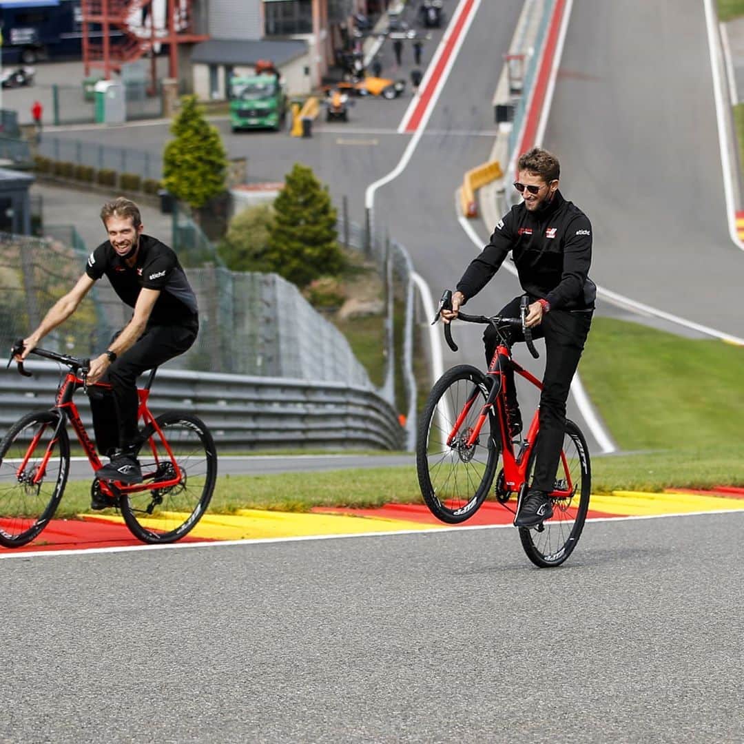 ロマン・グロージャンのインスタグラム：「Flat out ! 🤣🤣🤣 Not as good as @petosagan tho  #eaurouge #belgiumgp #f1 #wheelie」