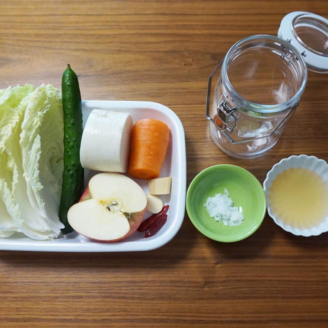 菅野広恵さんのインスタグラム写真 - (菅野広恵Instagram)「＊＊＊﻿ 【腸内から綺麗にする水キムチのアレンジレシピ】﻿ 水キムチをそのまま食べるのも充分美味しいんですが、今日は作るのめんどくさい‼︎って時にメイン料理になってくれ、時短にもなり腸内から綺麗にしてくれる水キムチを使って豚しゃぶサラダ‼︎﻿ スクロールで材料と、水キムチの材料も載せてます🙆‍♀️﻿ ﻿ 作り方は、YouTube「HIROE's channel」にも水キムチとアレンジ法レシピも載せてます♡﻿ ﻿ -----------------﻿ 豚しゃぶ水キムチの材料はこちら💁‍♀️﻿ 1.水キムチ﻿ 2.豚しゃぶ﻿ 3.ごまだれ﻿ 4.しょうゆ﻿ 5.いりごま﻿ 6.塩胡椒﻿ -----------------﻿ ﻿ 作り方﻿ 1.豚しゃぶに塩胡椒をし、豚をしゃぶしゃぶ🐷﻿ 2.茹でたら冷水で冷ます。﻿ 3.水キムチを出して、豚しゃぶと合わせて醤油、ごまだれ、いりごまを全て混ぜ合わせます。﻿ 4.最後に豆苗などみどりのものを飾りでのせたら出来上がり✨﻿ ﻿ -----------------﻿ ﻿ ﻿ ﻿ 水キムチ　#発酵　#発酵食　#発酵食品生活  #発酵おうちごはん  #発酵料理  #発酵美  #発酵生活  #時短レシピ　#インナービューティー　#食べて綺麗になる  #食べる美容　#美容食　#美容食材　#野菜料理　#簡単レシピ　#保存食  #保存食作り  #ズボラ飯  #ズボラ主婦  #ズボラレシピ  #美容　#美肌　#美肌ケア　#スキンケア　#夏ごはん #乳酸菌　#免疫力アップ  #美肌効果　#作り置き﻿」8月27日 19時55分 - hiroesugano