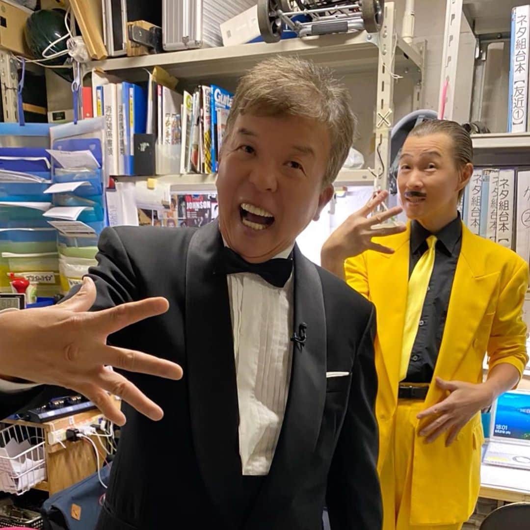 のインスタグラム：「今日もしっかり活気、3公演とも制限範囲の満席完売のルミネtheよしもと✨✨ありがたやー✨✨ １日ご一緒させて頂いていた村上ショージさんとドゥーン☺️昨日はミルクボーイと一緒でフィジカルディスタンスで写真撮ってもらいました😊 今朝はどれくらいぶりのせっかくだから、明治神宮に参拝させてもらってきました。感謝です🙏  #明治神宮 #清正井 #村上ショージ さん #ミルクボーイ #新宿 #しっかり活気 #新喜劇アキ #感謝  #前後でディスタンス #左右でディスタンス」