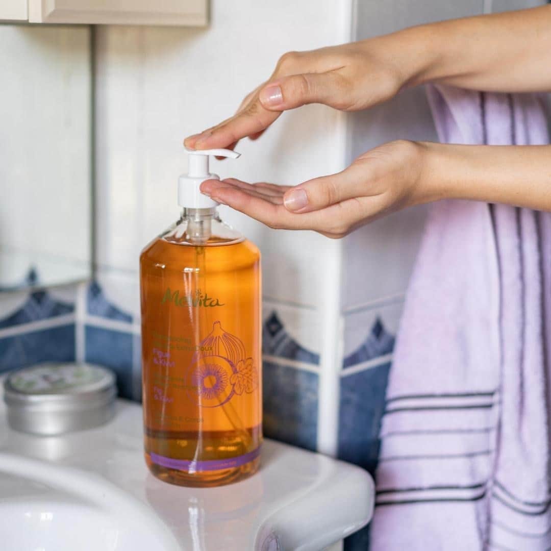 Melvita Officialのインスタグラム：「Mon shampoing douche je le préfère…  🌱 Pour toute la famille 🌱 Sans silicone 🌱 Certifié Bio 🌱 Vegan 🌱 Surtout doux et efficace !  L’avez-vous déjà testé ? 🥝  #Melvita #cosmétique #bio #naturelle #engagé #geldouche #gel #shampoing #2en1 #vegan #douceur #selfcare #cheveux」