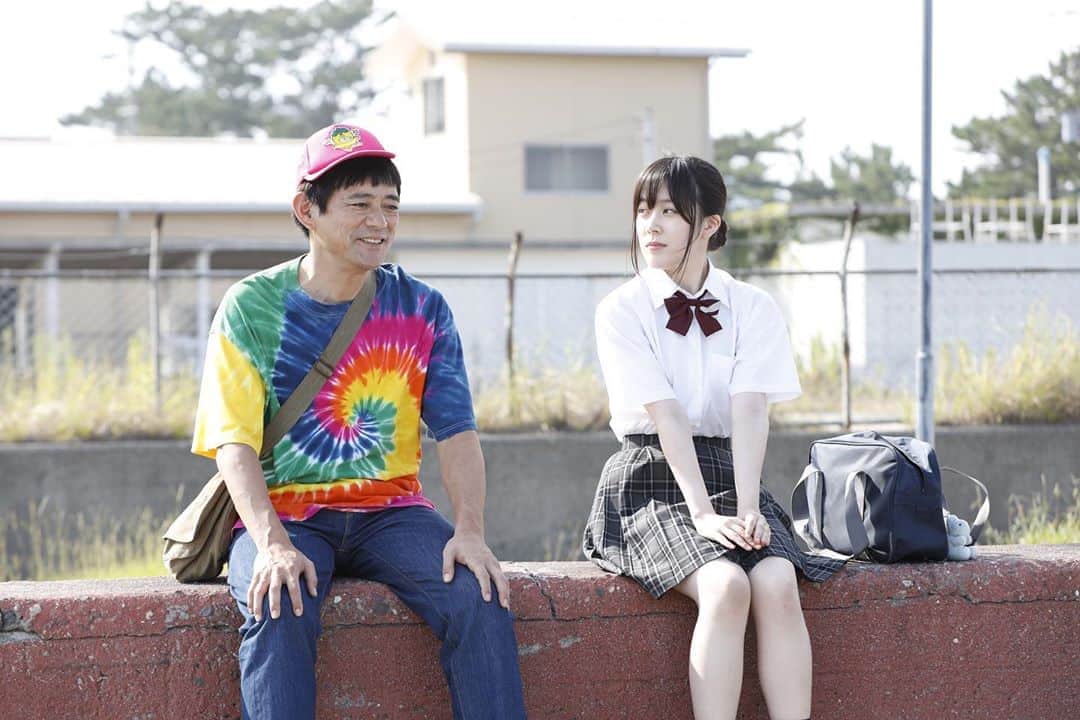 真夏の少年〜19452020【公式】のインスタグラム：「﻿ ／﻿ #真夏の少年 第5話﻿ 明日よる11時15分放送❗️﻿ ＼﻿ ﻿ ✨三平さんと未来✨﻿ ﻿ 三平さんの言葉は﻿ いつも心に響きます🥺﻿ ﻿ #博多華丸﻿ #間島和奏﻿ #苦労人の未来ちゃん﻿ #妹弟がたくさん👧🏻👦🏻👧🏻👦🏻﻿ #第5話は﻿ #未来ちゃんにもご注目👀﻿ #ジャニーズJr﻿ #美少年」
