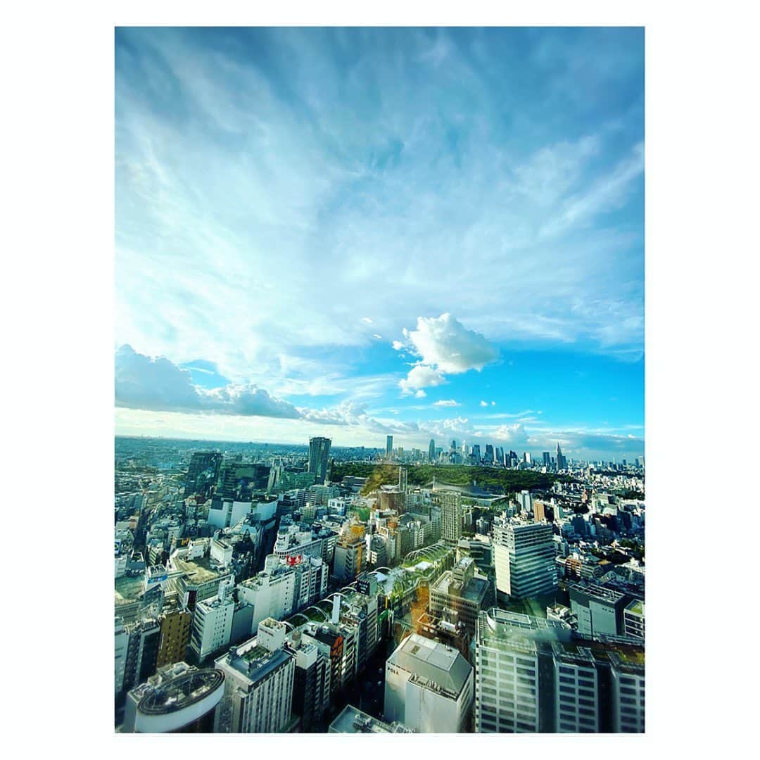 望月理恵さんのインスタグラム写真 - (望月理恵Instagram)「雲の表情が豊かですね。  渋谷からの空 突然の雨に降られた日 #雲#鳳凰のよう#と思うとそう見えてくるかも #いつも龍を探してます」8月27日 18時27分 - mochiee28