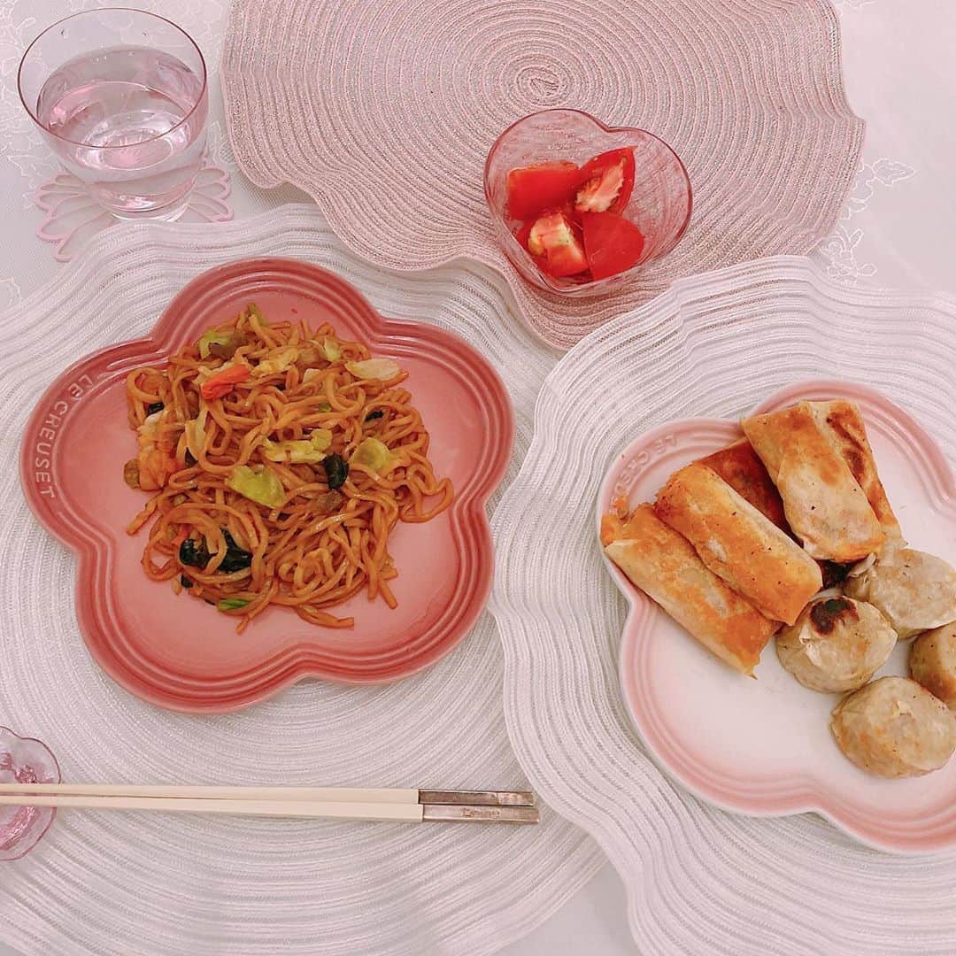 のインスタグラム：「*  ♩.:*・♪・*:.♬.:*・♩*:.♬.:*・♩・♪:.♬  今日はお仕事などで タイトな一日でした〜😊✨💨 　夜は 『SL Creations』🍴 @slcreations_official   ⭐️上海焼きそば ⭐️大粒焼売 ⭐️ピザ春巻き  @slcreations_official は 簡単＆時短＆無添加 なのので安心❣️品質にも拘っているそうなのでお子さんがいらっしゃる方にも💖♥️  味も美味しくてタイトな日には ピッタリかも🥰🍴✨  *  ♩.:*・♪・*:.♬.:*・♩*:.♬.:*・♩・♪:.♬  #SLCreations  #エスエルクリエーションズ　 #安心安全  #無添加  #食品宅配  #PR #ストックおかず #ストック買い」