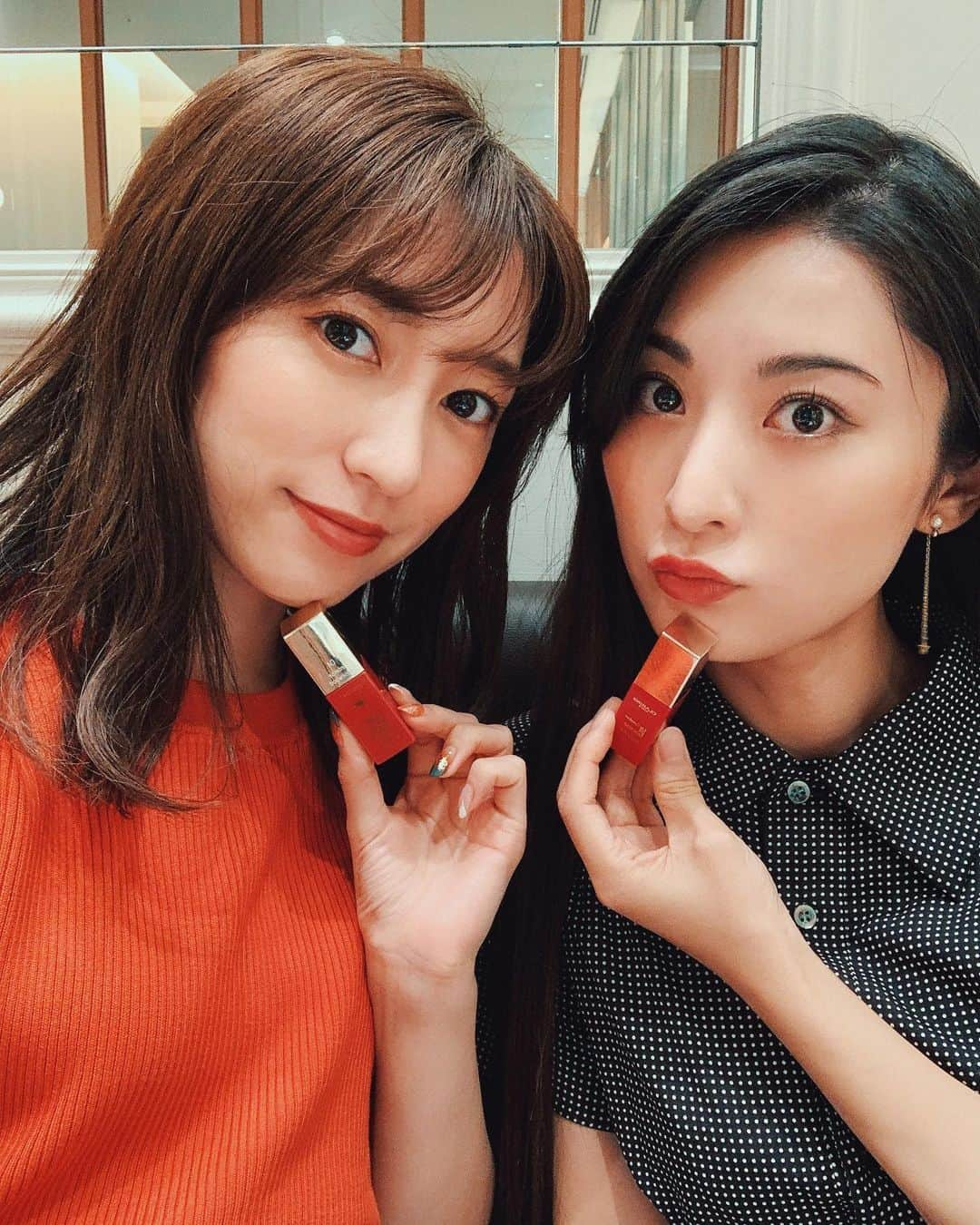 瀬口かなさんのインスタグラム写真 - (瀬口かなInstagram)「買って良かったコスメ💄﻿ ﻿ ・クラランス コンフォート リップオイル インテンス﻿ ﻿ 私は４番で﻿ まゆちゃんは５番﻿ ﻿ ﻿ ティントじゃないのに本当に取れないし乾燥しないしツヤも出してくれるし最強リップ🧚‍♀️✨﻿ ﻿ マスクな日々に大活躍中だし﻿ なんならご飯前につけて食べ終わった後とかでも色まだ生きてるのよ😭✨﻿ ありがたみ。﻿ ﻿ ﻿ これからの秋冬、﻿ １番のヌード感あるブラウンも欲しくなりそう…﻿ ﻿ ﻿ #clarins #クラランス #コンフォートリップオイル #コンフォートリップオイルインテンス #lip #リップ #selfie #セルフィー」8月27日 18時30分 - seguchikana