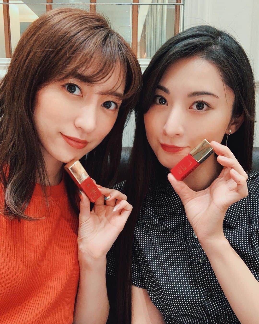 瀬口かなのインスタグラム：「買って良かったコスメ💄﻿ ﻿ ・クラランス コンフォート リップオイル インテンス﻿ ﻿ 私は４番で﻿ まゆちゃんは５番﻿ ﻿ ﻿ ティントじゃないのに本当に取れないし乾燥しないしツヤも出してくれるし最強リップ🧚‍♀️✨﻿ ﻿ マスクな日々に大活躍中だし﻿ なんならご飯前につけて食べ終わった後とかでも色まだ生きてるのよ😭✨﻿ ありがたみ。﻿ ﻿ ﻿ これからの秋冬、﻿ １番のヌード感あるブラウンも欲しくなりそう…﻿ ﻿ ﻿ #clarins #クラランス #コンフォートリップオイル #コンフォートリップオイルインテンス #lip #リップ #selfie #セルフィー」