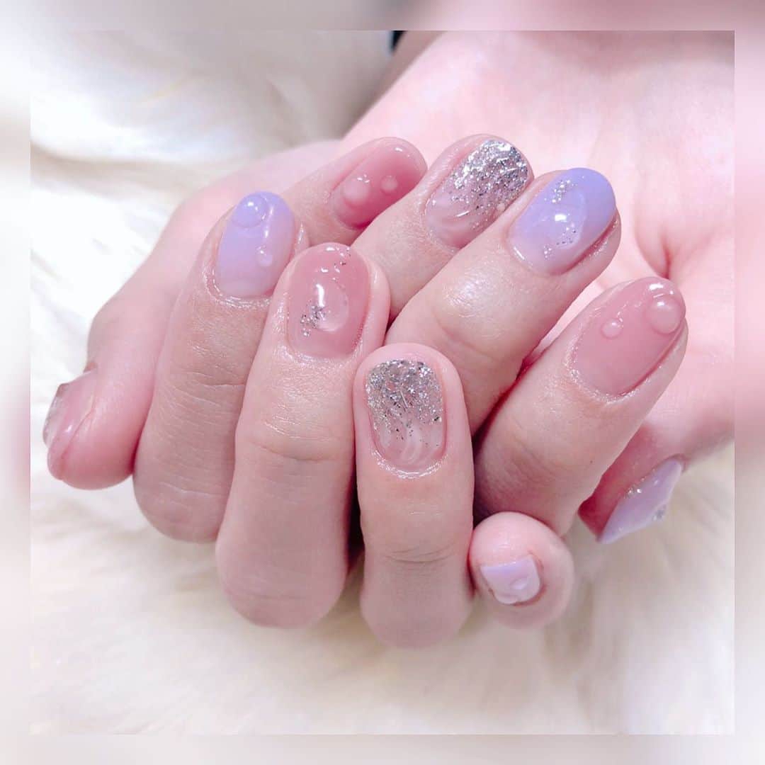 根岸愛のインスタグラム：「💅✨💅 newネイル🥰 Lapis新宿店さんで 担当はmanamiさん(@lapis_manami )です☺️💕 少し前にやったこのネイルが好きで色変えてまたお願いしました🥺💕 #nail #lapis #lapisnail #ネイル #ぷっくりネイル」
