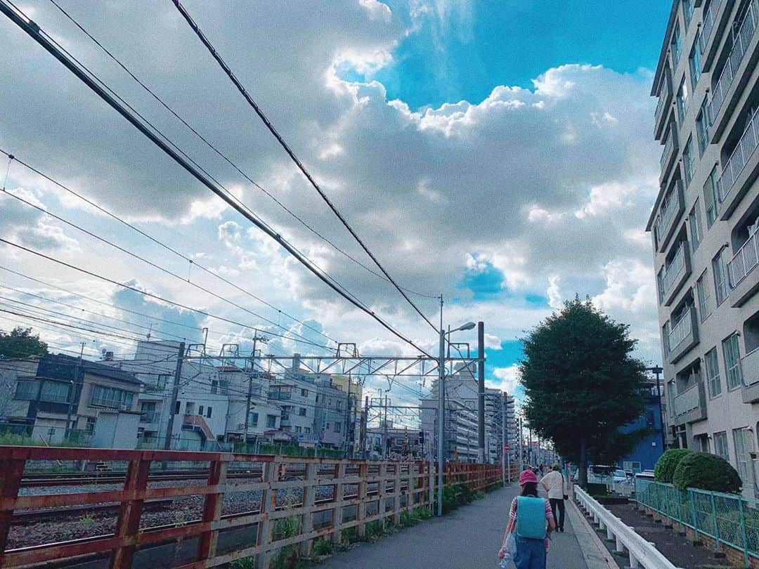 小澤陽子さんのインスタグラム写真 - (小澤陽子Instagram)「𝚊𝚝 𝚠𝚘𝚛𝚔☻  にほんの夏空！！！ って感じがする、絵に描いたような写真。 🌞👒🎐🌽🍧🍉🌿  #駅に着くまでに汗だく #日本の夏空 #炎天下の現場取材はエネルギーが飛んでいく。 #水分をしっかりとって #日焼け止め塗って #人がいないところでは適度にマスクを外して… #自分を自分でコントロールしてあげないと💪🏻 #ゲリラ豪雨すごかったなぁ…」8月27日 18時31分 - yoko.ozawa729