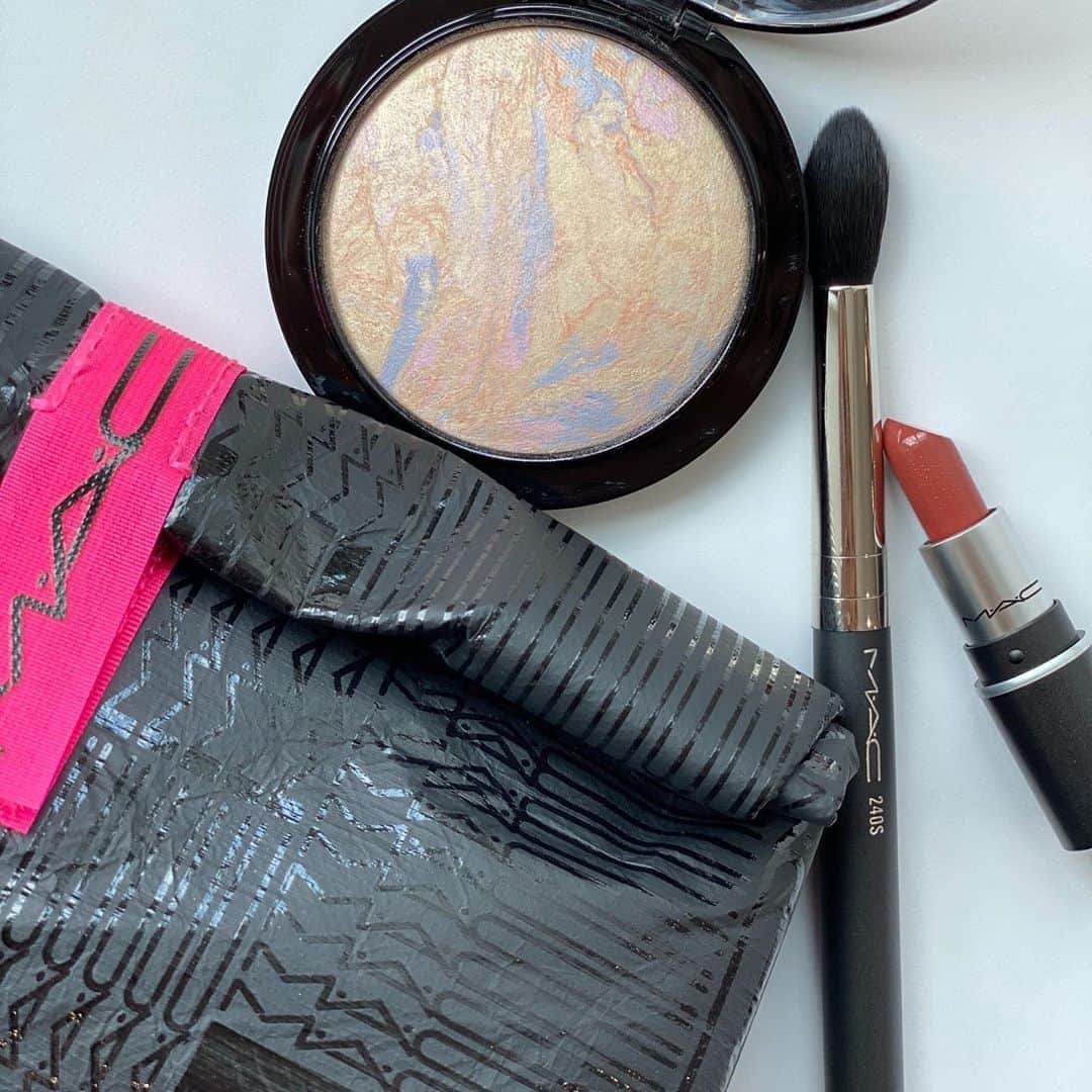 M∙A∙C Cosmetics Japanのインスタグラム：「【本日公式オンライン再入荷】 M·A·Cベストセラーのハイライトと、M·A·Cアーティスト愛用のブレンディング ブラシをセットしたオンライン限定キットが限定数量で再発売！！ 今だけのお得なキットを見逃さないで。 ※8/21(金)～8/24(月)の期間中、オンライン掲載分とポーチサイズ・カラーが異なります。   「アーティスト メイクアップ キット」（税込10,450円） セット内容： ・M·A·C ミネラライズ スキンフィニッシュ ライトスカペード（現品） ・# 240S ラージ テーパード ブレンディング ブラシ（現品） ・MINI M·A·C リップスティック モカ ・ライトフル C+ SPF 30 ファンデーション NC30 (サンプル、1.5g) ・M·A·C プレップ プライム フィックス+ (サンプル、2.5ml) ・M·A·C クレンズ オフ オイル パケットサンプル (サンプル、1.5ml) ・M·A·C オリジナル ポーチ (サイズ 約H150ｘW220 x D70mm) ㅤ #MACCosmeticsJapan#MACCosmetics#MAC#MACコスメ#マックコスメ#コスメ#コスメレポ#化粧品#デパコス#メイク道具#美容大好き#美容好き#メイクプロセス#トレンドメイク#夏メイク#メイクテク#ハイライト#ツヤ肌#ツヤ肌メイク#つや肌#つやつや#透明感#透明感メイク#骨格メイク#小顔効果#小顔メイク#立体感#ベースメイク#ミネラライズスキンフィニッシュ」