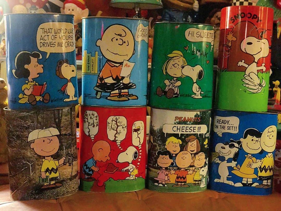 大川知英のインスタグラム：「74's peanuts Chiein Co. Wastebasket アメリカのゴミ箱って素晴らしい👨🏾🚬 このpeanutsのchiein.coのやつは 色違いは別で多分コンプじゃないかな🤡 チェインコと読むらしいが繰り返して 早口で読むと..チェインコ..チェンコ.. チン...チ○コ..バカヤロウ！ ゴミ箱はディズニーや他にもいろいろあるから 好きな絵柄を見つけてみてね🗽upi-🤡❗️ #peanuts#chieinco#wastebasket #74s#アメリカのゴミ箱好き#可愛い #多分コンプ#vintage #ゴミ箱屋敷 #チェインコ早口で最高のものになる #amecajiboys#takatsubase #アメトイ部#captain」