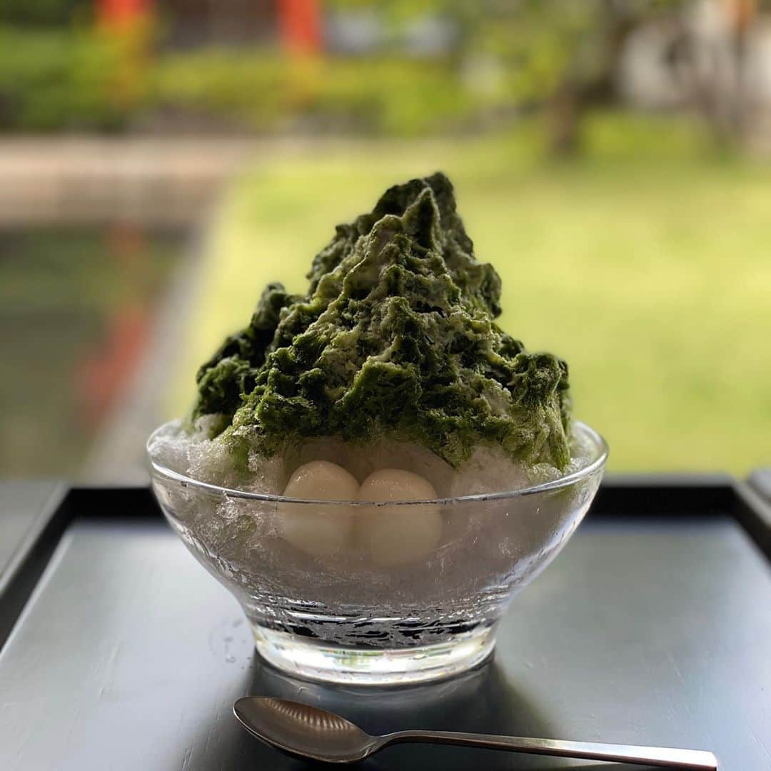 木本泉さんのインスタグラム写真 - (木本泉Instagram)「-﻿ 虎屋のかき氷🍧﻿ ﻿ 白玉トッピング⚪️﻿ ﻿ 今年は中村軒が予約制なので、、、残念😭﻿ とらやの抹茶のかき氷は鉄板で美味しい😋﻿ ﻿ 食べると一気に体温が下がって、すっきり✨﻿ 夏のかき氷は最高🧊﻿ ﻿ #虎屋#夏#かき氷#京都」8月27日 18時52分 - izumikimoto