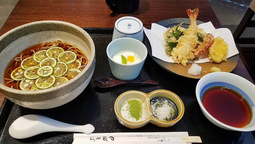 常世晶子さんのインスタグラム写真 - (常世晶子Instagram)「仕事の合間の一人ランチ🙄🍴 ①冷たいすだち蕎麦&天ぷら　②お寿司 わずかながらですが…少しだけお金を多めに使おうと思い、贅沢ランチにしてみています💪  #栄養もりもり #がんばろう！  #今日も暑かったですね #夜は控えめにします  #JAPAN #soba #sushi」8月27日 18時45分 - tokoyo_shoko