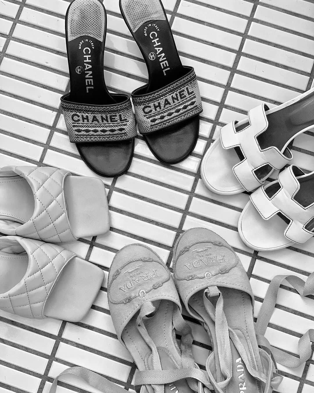 蓼沼綾さんのインスタグラム写真 - (蓼沼綾Instagram)「✔︎ 𝑽𝒊𝒏𝒕𝒂𝒈𝒆 ・ 今日はどの子にしようかな？ あれこれコーデを悩む時間が これまた最高に楽しいんだよなぁ〜👡✨ ・ お手入れしながら愛用して ヴィンテージ感や風合いを楽しむのも お靴の醍醐味ですね🤎 ・ ・ #chanel #prada #sandals  #サンダル #ミュール」8月27日 18時46分 - tadeaya