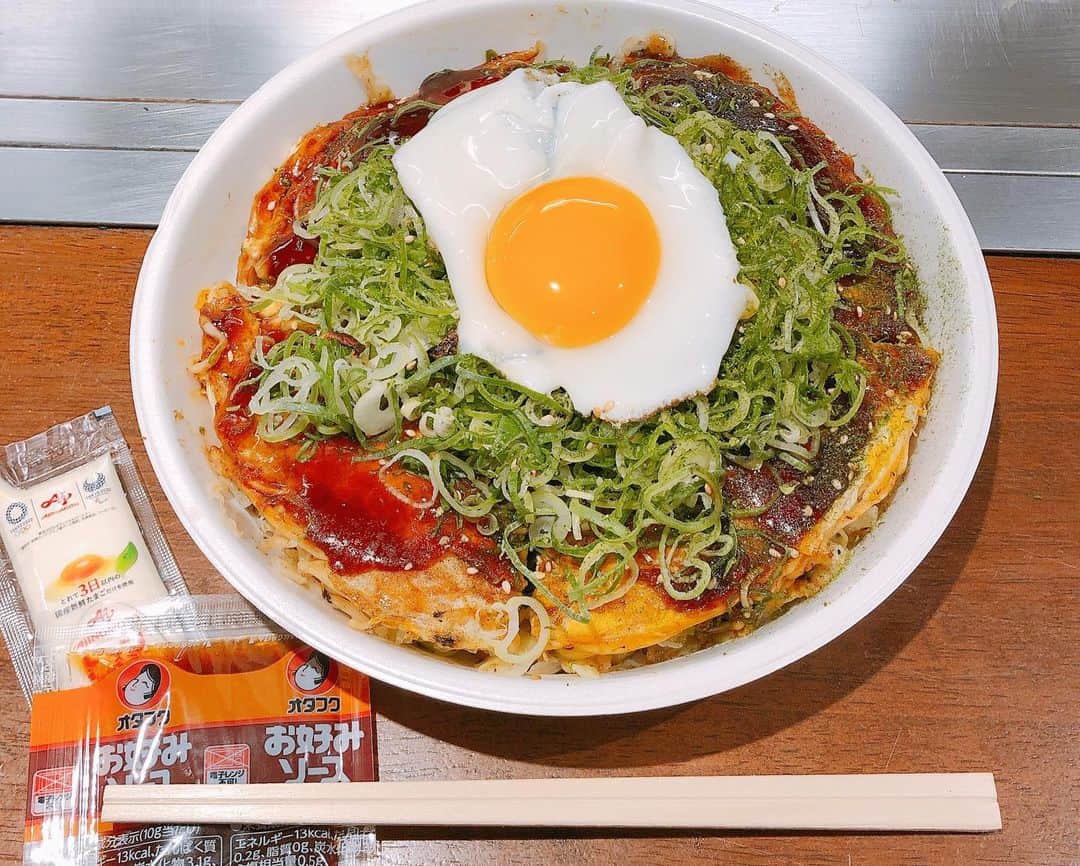 うえむらちかさんのインスタグラム写真 - (うえむらちかInstagram)「写真の整理なう🤳﻿ ﻿ 本日の #うえむらちかのカープごはん は﻿ ﻿ 東京で広島の本格的なお好み焼きが食べれて、カープ観戦もできるお店⚾️﻿ ﻿ 📍ちんちくりん新橋本店﻿ @chinchikurinshinbashi﻿ ﻿ 広島にもたくさん店舗があるから知ってる方も多いと思うけど東京にもあるよ💕﻿ ﻿ 美味しいですよね〜👍﻿ ﻿ ﻿ 今は #テイクアウト すると﻿ 3枚まで10%OFF﻿ 4枚からは20%OFF﻿ のお持ち帰り企画もやっていて﻿ ﻿ お店だけじゃなく﻿ Uber Eats や menu アプリからの注文もできるみたい🛵﻿ ﻿ こんな時期だからこそ広島の飲食店さんには頑張って欲しいですね🔥﻿ ﻿ 住所﻿ 〒105-0004﻿ 東京都港区新橋三丁目21-11 新花ビル3F﻿ TEL 03-6721-5350﻿ 営業時間﻿ 11:30～14:00 - 17:00～23:00 (LO. 22:30)﻿ ﻿ 8/3〜8/30迄都の要請により﻿ 11:30〜14:00 - 17:00〜22:00﻿ ﻿ 定休日﻿ 土曜・日曜﻿ ﻿ ﻿ #広島 #鉄板焼 #広島お好み焼き #お好み焼 #お好み焼き #新橋 #ちんちくりん新橋本店 #テイクアウト #お持ち帰り #お土産 #デリバリー #コロナ対策 #コロナに負けるな #アルコール #換気 #マスク #ちんちくりん﻿ #私のお気に入りのお店にエールを﻿ #スローバッグ #アメックスビジネス #PR﻿ #chinchikurin #TravelJapan #JapanTrip」8月27日 18時46分 - uemurachika