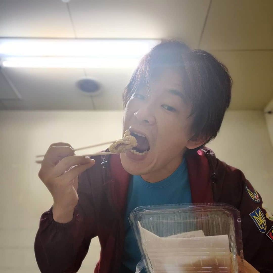 のインスタグラム：「何と、楽屋にピロスのザンギが！ もちろん、ぺろりだ。」