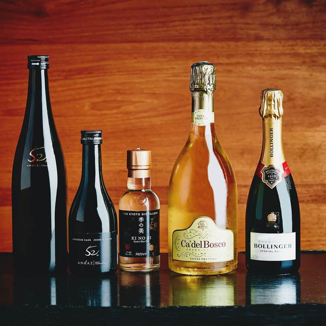 Andaz Tokyo アンダーズ 東京さんのインスタグラム写真 - (Andaz Tokyo アンダーズ 東京Instagram)「Introducing Andaz Tokyo Selection 🍾 アンダーズ 東京 セレクションのご案内 アンダーズ 東京では、1階ペストリーショップにて、さまざまなプレミアムスピリッツ、日本酒、シャンパンをお買い求めいただけます。 🍶🍸アンダーズ 東京オリジナルの「季能美 カスクエイジド 京都ドライジン」や、日本酒 「52」など、お家で過ごすひとときのお供にぜひご利用ください。  Andaz Tokyo now offers a variety of premium spirits, #sake and #Champagne for purchase. Conveniently available from the 1st floor Pastry Shop, pick up a bottle of our original Andaz Tokyo KI NOH BI craft #gin, or Andaz "52" #sake for your next cocktail 🍸 or sushi party 🍣 at home.  #andazpastryshop #kinobigin #日本酒 #ジン」8月27日 18時50分 - andaztokyo