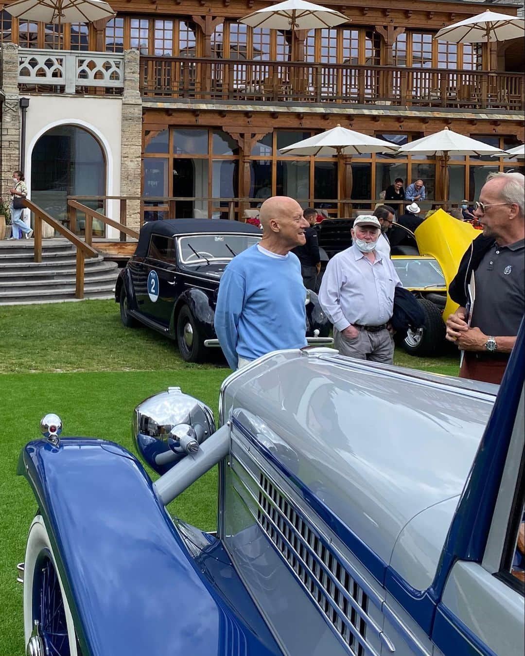 ノーマン・フォスターのインスタグラム：「A few days ago with classic cars at our Kulm Country Club project」
