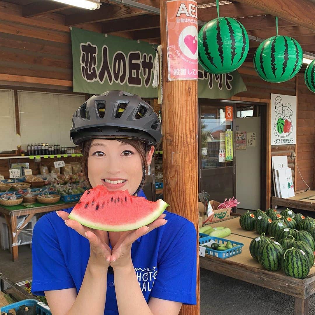 小宮山瑞季さんのインスタグラム写真 - (小宮山瑞季Instagram)「旬のスイカを頂きました！🍉('-' 🍉 )❤ 食べかけでごめんなさい。。。 松本市波田のスイカです！ 甘くてシャリシャリで美味しかったです︎💕︎ でもなぜヘルメットを被っているのか、、、その答えは今週のこれダネッ！で✌💫 ・ #スイカ #watermelon #夏のフルーツ #fruit #信州の夏の味 #夏の味覚 #松本市 #matsumoto #松本市波田 #スイカの名産地 #なぜ #ヘルメット #自転車 #bicycle #土曜はこれダネッ #チェック #頑張ったご褒美 #長野放送 #小宮山瑞季」8月27日 18時56分 - komiyama_mizuki