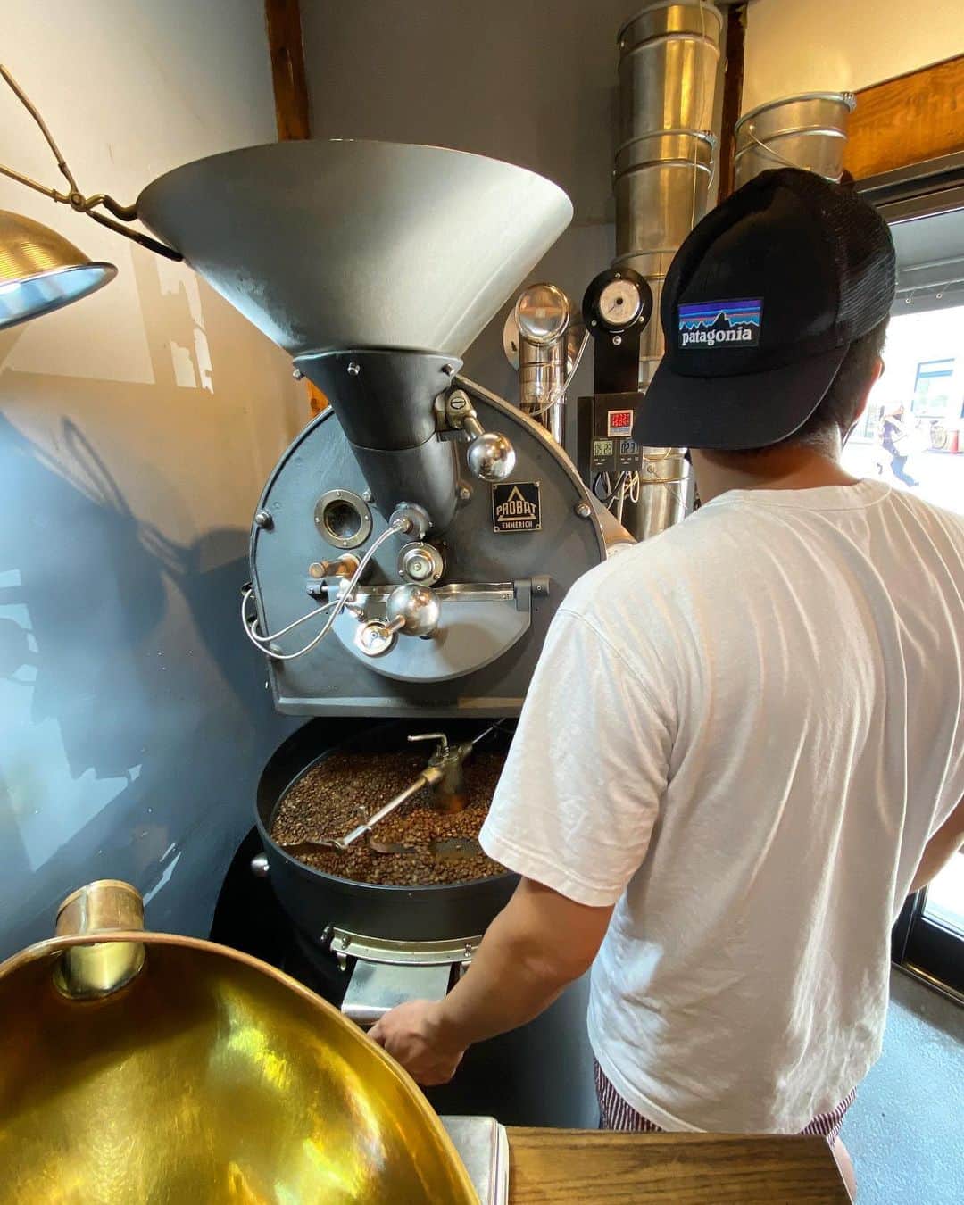 Mel Coffeeさんのインスタグラム写真 - (Mel CoffeeInstagram)「. . 本日も焙煎しております🔥  お豆は100g,200g,400gとご用意ございます。  オンラインショップからもどうぞ。  #melcoffeeroasters #specialtycoffee #probat #プロバット　#焙煎機　#osaka #osakajapan #osakacoffee #osakacafe」8月27日 18時56分 - melcoffeeroasters