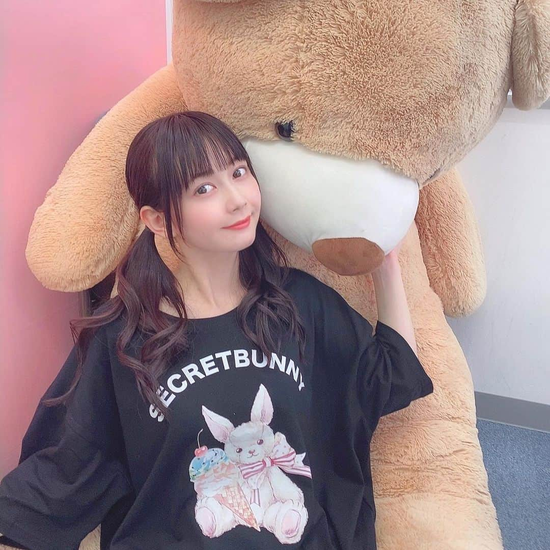 金久保マユ（ぼんぼん）さんのインスタグラム写真 - (金久保マユ（ぼんぼん）Instagram)「最近お気に入りでずっと着てる、 かわいいTシャツワンピ🥰💗 . 裾のリボンが可愛すぎるんじゃ~~🤤 . ゆるっと着れて楽なのに可愛いからずっと着てる気がする…😭💗 . . . . . . #secrethoney#シーハニ#シークレットハニー#かわいい#Tシャツ#ワンピ#コーデ#ゆめかわいい#くろ#ツインテール#ツインテ#自撮り界隈#コーデ#美意識向上#くま#ぴんく#ゆるふわ#メイク#パステル#写真#カメラ#カメラ好きな人と繋がりたい#いいね#animegirl#twintail#photo#love#code#followｍe」8月27日 18時56分 - kanakubo_mei