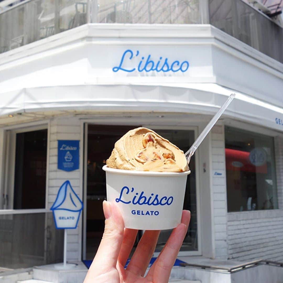 haconiwa / 箱庭のインスタグラム：「軽井沢にあるジェラート専門店「リビスコ」をご紹介！﻿ ﻿ 毎朝手作りで作るリビスコのジェラートは、果物や素材をそのまま食べているようなフレッシュさがたまらない美味しさ。青と白を基調としたキュートな外観も魅力的です。ちなみに銀座にもお店があるので、気になる方はぜひチェックしてみてくださいね！﻿ ﻿ 詳しくはhaconiwaの記事をご覧ください！﻿ ﻿ #軽井沢 #ジェラート #リビスコ軽井沢 #リビスコ #軽井沢観光スポット #オブセミルク」