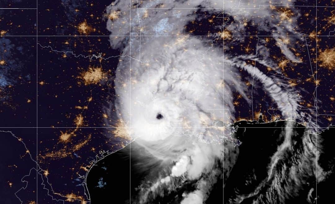 NBC Newsさんのインスタグラム写真 - (NBC NewsInstagram)「Hurricane Laura made landfall near Cameron, Louisiana, as a Category 4 storm with 150 mph winds, NHC says. . Forecasters warn that Laura's storm surge could be "unsurvivable" for those who remain in its path along the Gulf of Mexico. . 📷 NOAA」8月27日 18時58分 - nbcnews