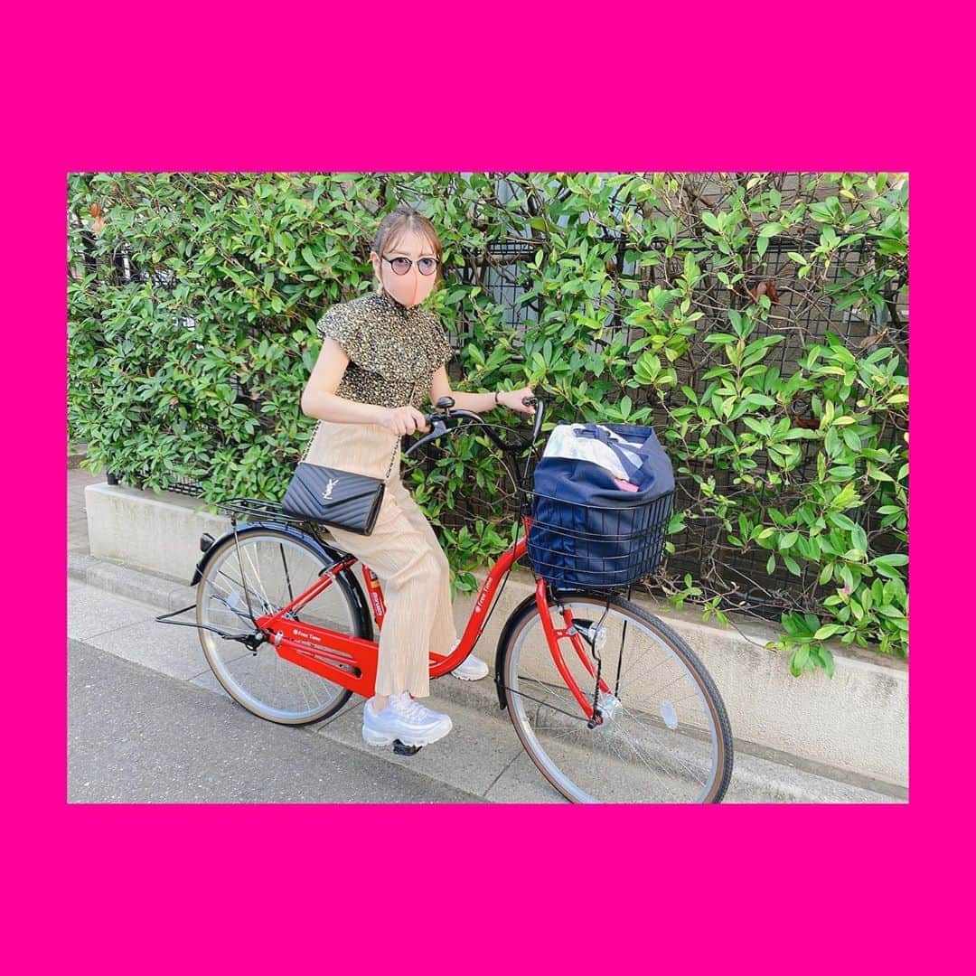 成田梨紗さんのインスタグラム写真 - (成田梨紗Instagram)「自転車はじめました🚲💨﻿ ﻿ 小学生ぶりくらい？に乗る生活をしているから﻿ まだ慣れずヨロヨロしちゃうしお尻が痛い😂﻿ ﻿ ギアとかないただのママチャリだから近場のみだけど…😯！⚙！﻿ ﻿ 今日も卵を割らずにちゃんとお家までお持ち帰りできるかドキドキでした🥚💔笑﻿ ﻿ #ママチャリ #赤い自転車 #自転車のある生活 #bicycle #マスク焼け注意」8月27日 19時00分 - narita_risa