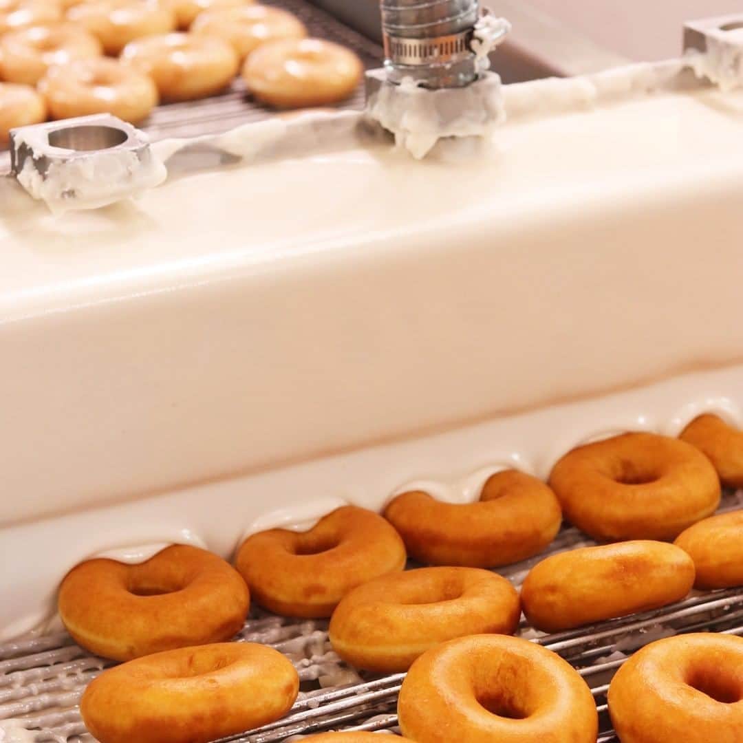 7-Eleven Australiaさんのインスタグラム写真 - (7-Eleven AustraliaInstagram)「In goes doughnut, out comes Original Glazed Doughnut ✨🍩 Delivered fresh daily to your local 7-Eleven.」8月27日 19時00分 - 7elevenaus