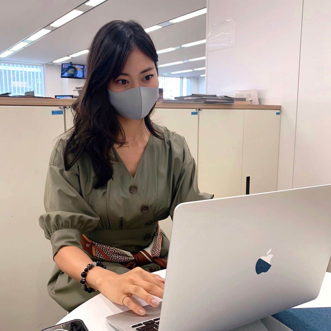 のインスタグラム：「👩‍💻 . 事務所でリモート打ち合わせ。 (Photo by マネージャー) . 来月、皆さんご存知の○○に出演させて頂きます!! もう…ずっと緊張でどうにかなりそうです🤣🤣🤣💭 . 情報解禁したら、お知らせしますね📢 . お楽しみに〜👀❤ . . #meeting #office #pc #macbook #photooftheday」