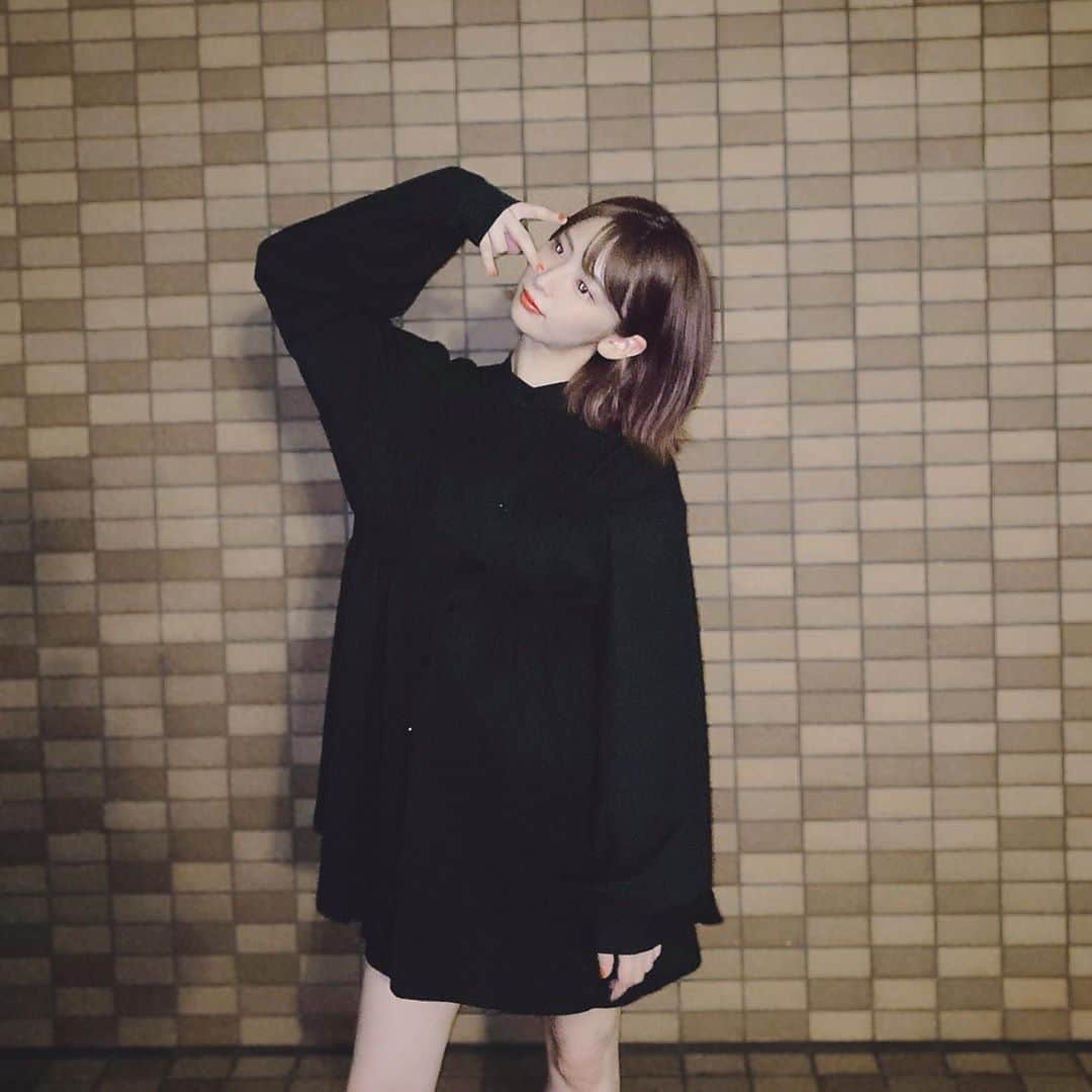 木下ひなこさんのインスタグラム写真 木下ひなこinstagram ほんのすこーしだけ 気温が下がってきたので 秋服を少しずつ Krex Official のワンピース カタチが可愛くて 丈感もお気に入り 秋服 シャツワンピ 黒ワンピ ワンピース 外