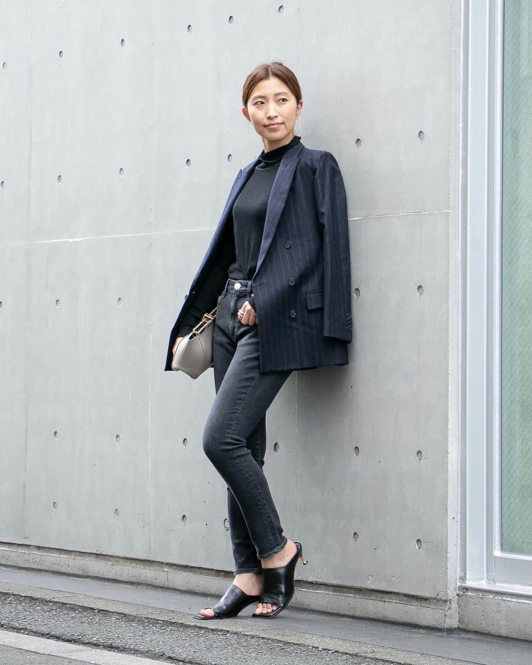 のインスタグラム：「.﻿ ﻿ ﻿ 〜 RED CARD SNAP 5STYLE 〜﻿ vol.4 Digital Marketing 河西薫﻿ ﻿ Denim : ﻿ Anniversary Highrise﻿ ¥19,000+tax﻿ ﻿ ﻿ #redcard#redcarddenim#redcardsnap#snap#denim#jeans#ootd#code#denimcode#レッドカードスナップ#レッドカードデニム#美脚デニム#デニムコーデ#大人カジュアル#夏コーデ#透けトップス#テーパードデニム#ブラックデニム#ジャケットコーデ」