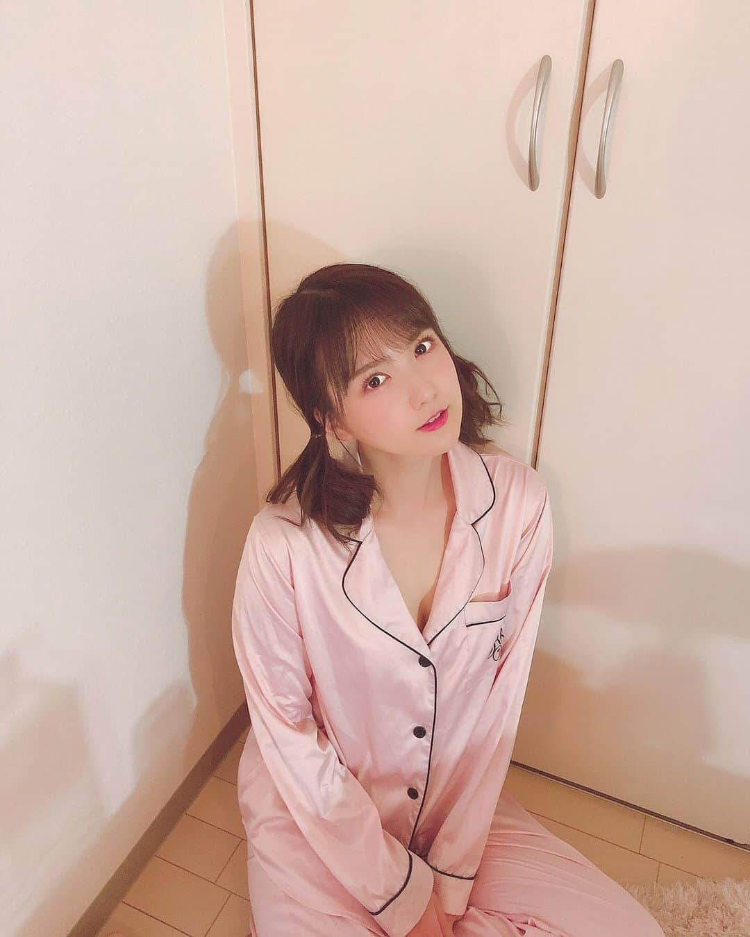 平口みゆきのインスタグラム：「tiktokに踊ってみた載せたよ🙈 . . . 年齢に争って可愛いと思うものを着続けます🤣 ツインテール50000億年ぶりにしたけど( ´ ▽ ` )笑 . . #tiktok #踊ってみた #アイドル #ダンス #ルームウェア #パジャマ #ツインテール #selfie #me #followｍe #roomwear #cute #平口みゆき #hiraguchimiyuki」