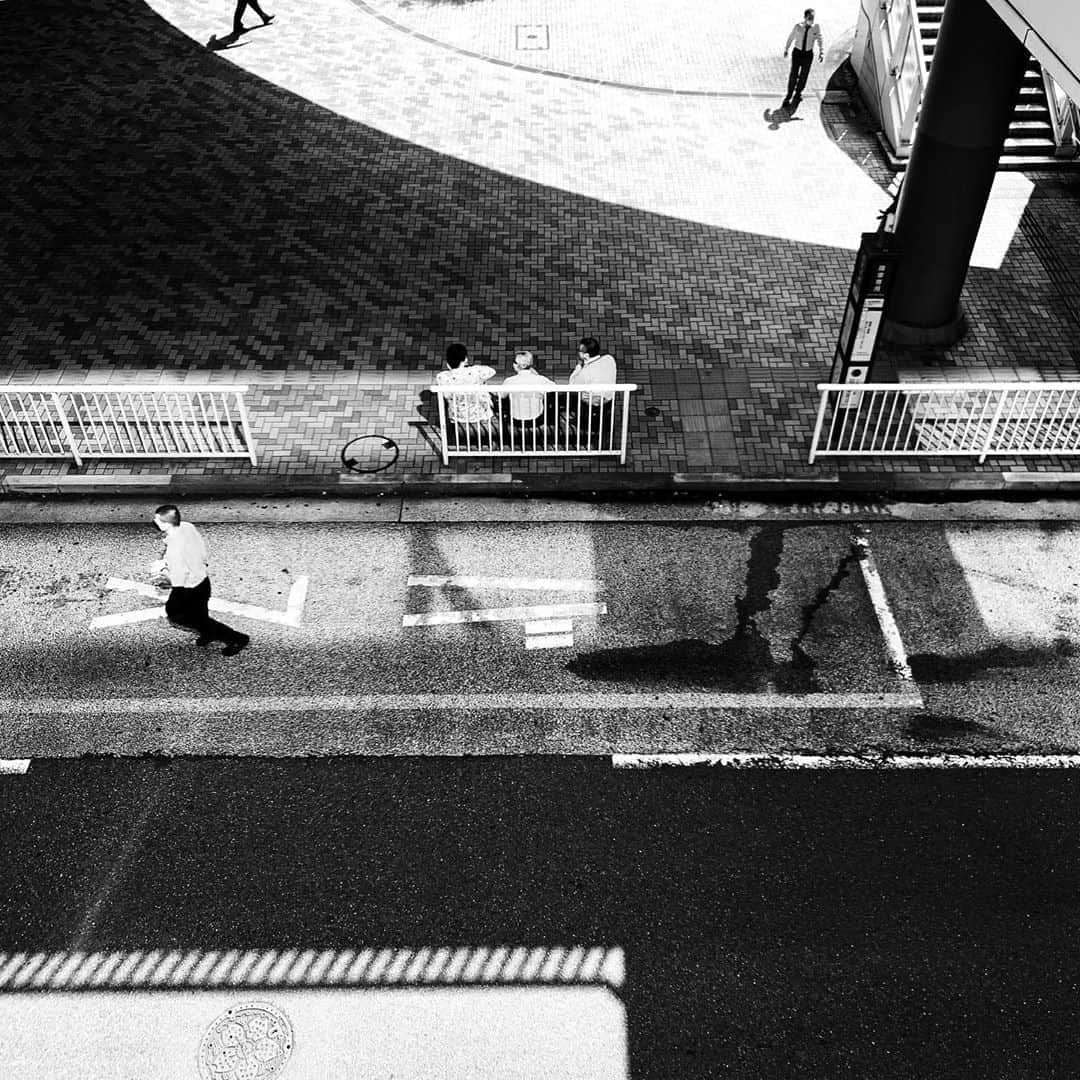 naotakeのインスタグラム：「バス停 - A bus stop / iPhone XR & Snapseed, 20200828 . . とても食べたくて、2日連続で昼飯はさばの塩焼き。 . . #spicollective #royalsnappingartists #infamous_family #rsa_main #infinity_photo_cult #2_fineart #jp_gallery_member #jp_gallery_bnw #trb_bnw #wp_bnw  #bnw_life #bnwlife_member #bnw_life_shots #bnw_captures #world_bnw #top_bnw #team_jp_ #team_jp_モノクロ #ig_energy_bw #ig_nihon #streetphotographybnw #igersjp #blackandwhite #bnw #bnwphoto #monochrome #bw #bnwphotography #ShotOniPhone #shotoniphoneXR」