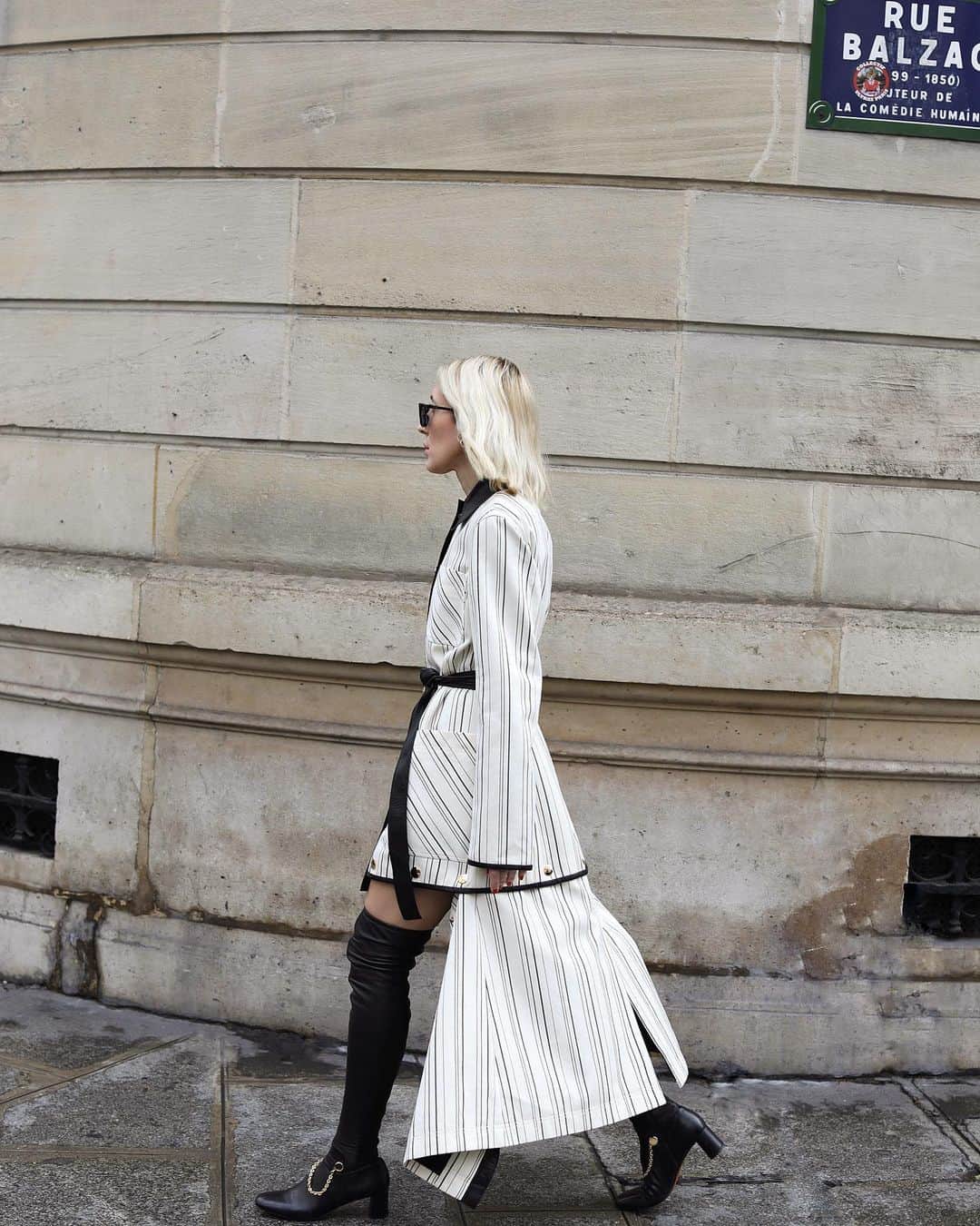 Lee Oliveiraのインスタグラム：「25th February 2020 Outside the @altuzarra runway show, Paris . . . . . #pfw #streetphotography #altuzarra #streetstyle #mode #style #womensfashion」