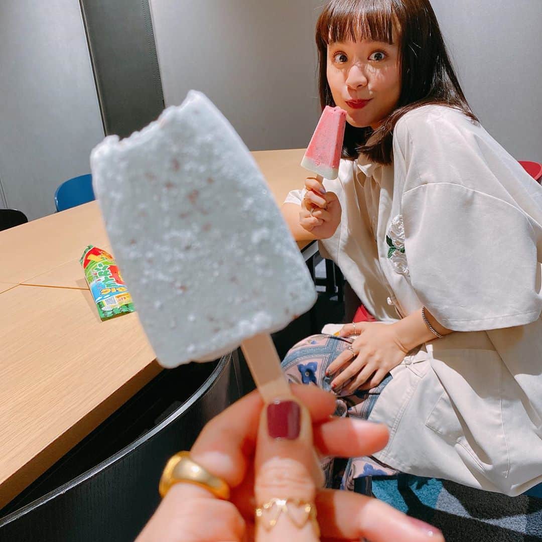 小春のインスタグラム：「今日の美人アーティスト  #姉カメラ」
