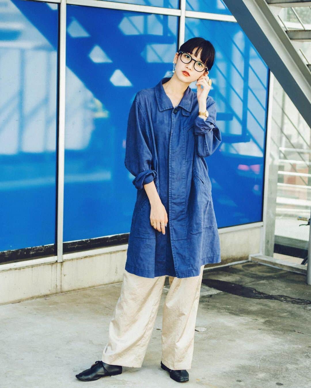Zoff Officialのインスタグラム：「今年トレンドの #クラシックブルー のビッグシャツコーデには、存在感のあるウェリントンシェイプのメガネを合わせるとラフになりすぎず引き締まった印象に。 どちらもユニセックスなアイテムだからこそ、柔らかい前髪やメイクの女性らしさが引き立ちます✨  Zoff CLASSIC ZA201012_14E1 ¥5,500(税込)  model @cozue_52  #メガネ  #zoff #ゾフ女子  #zoff女子 #ファッション #秋コーデ #秋ファッション #ビッグシャツ #fashion #眼鏡 #メガネ女子 #お出かけコーデ #ユニセックス #シースルーバング #黒髪 #ダークヘア」
