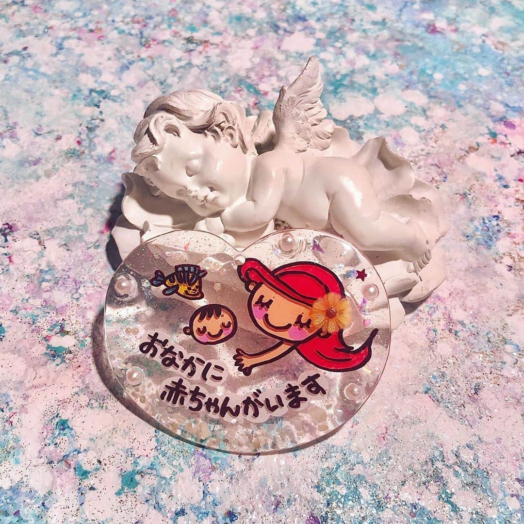 のインスタグラム：「この度、 お腹の中に赤ちゃんを授かりました♡ いま妊娠7ヶ月で、12月に男の子が産まれる予定です🦕  ずっとママになることが夢だったから、ワクワクと幸せを日々感じてます✨　　　　  今しかない赤ちゃんと繋がっている、残り少ないマタニティライフを大切に丁寧に過ごしたいと思います🌈 どうぞよろしくお願いします🐣💫」