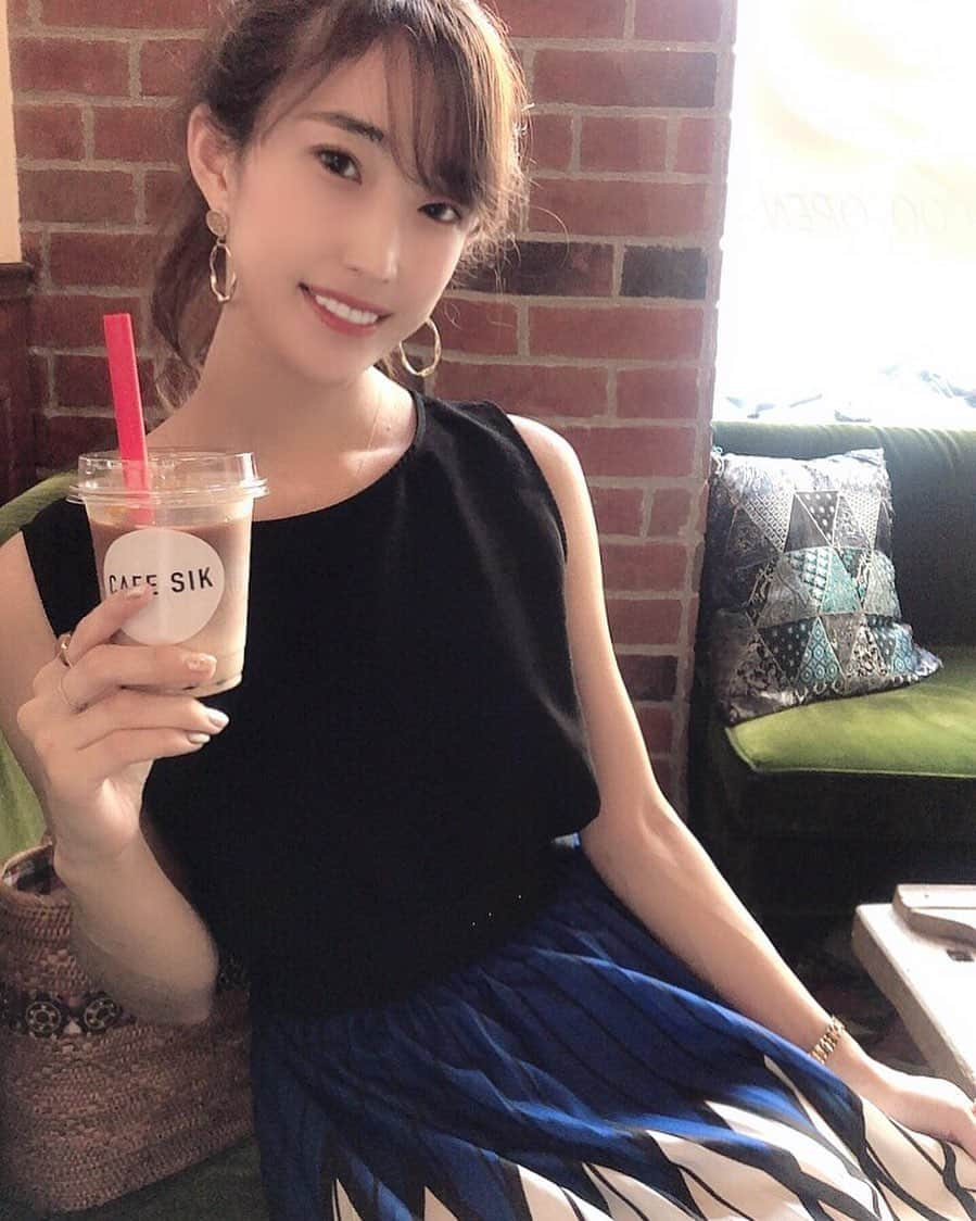 近藤夏奈さんのインスタグラム写真 - (近藤夏奈Instagram)「@cafesik﻿ 絶妙に雰囲気の良いカフェでした🙆‍♀️💗﻿ ﻿ ﻿ 明日も午後5時から午後7時🕔﻿ ウメダfmbehappy789 『Be Sports! Friday』🧘‍♀️🌈﻿ 2時間生放送です🗣﻿ 私のストーリーからも聴いてもらえます◎﻿ ﻿ ﻿ 明日のメッセージテーマは﻿ 『この秋挑戦してみたいこと』です🌾﻿ もうすぐ夏が終わって秋はもう目の前🙋‍♀️﻿ 秋にやってみたいこと◎挑戦してみたいこと﻿◎ などなど何でも大歓迎🙌🙌❣️﻿  ﻿ ﻿ ﻿ 今、あなたが聴きたい曲は何ですか？🎧﻿ メッセージと共に曲のリクエストもおまちしてます💗﻿ 🏃‍♂️番組名『Be Sports! Friday』を選択してね!﻿ .﻿ .﻿ ﻿  #ウメダfm#ウメダfmbehappy789#梅田  #ラジオ#ラジオパーソナリティー#リポーター」8月27日 19時20分 - kana_kondo_official_