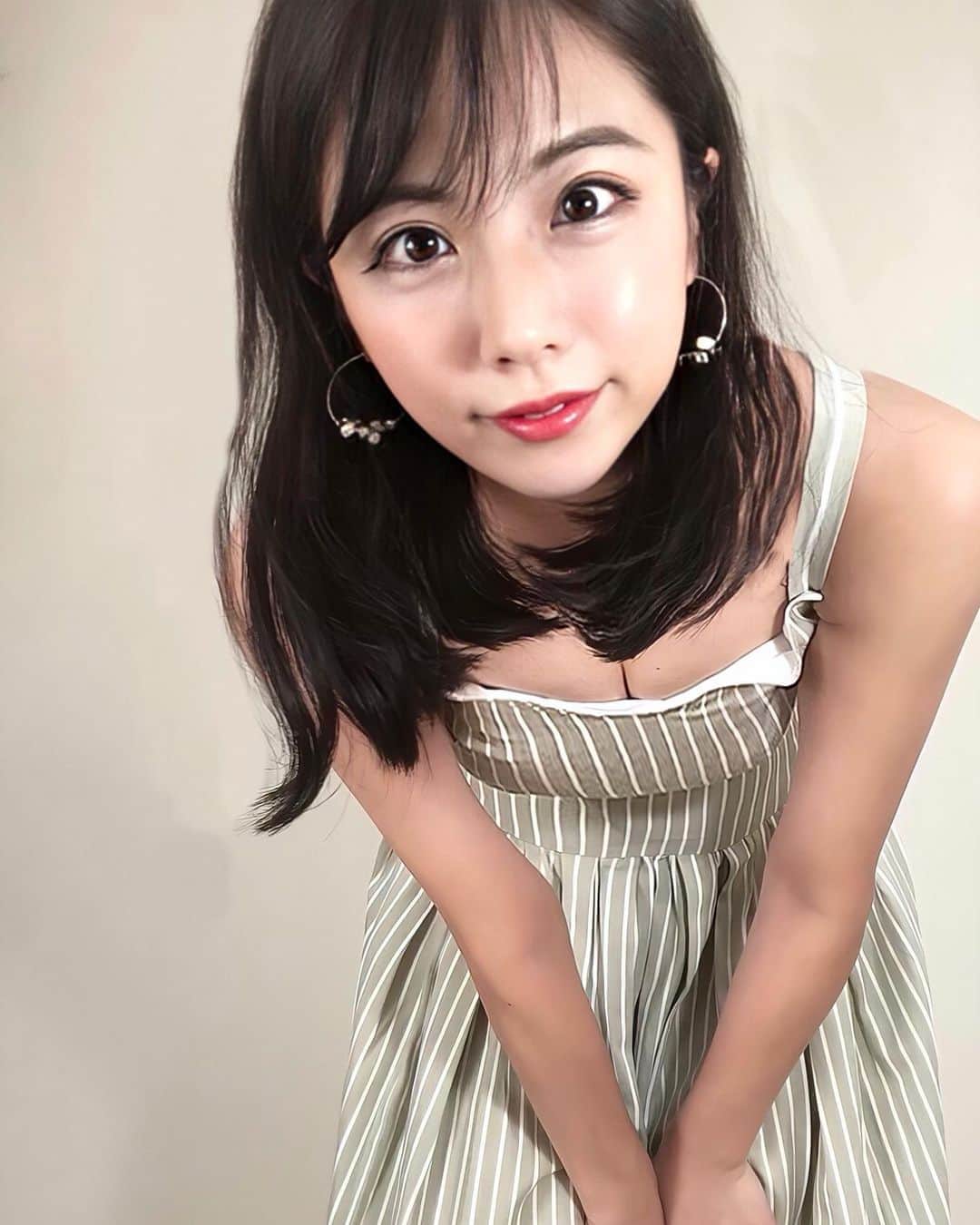 のインスタグラム：「昨日の撮るときにたまたま撮れた どこ見てるかわかんないショット載せとく〜🤣🤣ww (多分どこも見てない)  このワンピースめっちゃ好評だった👗 たくさん着れるようにミシンでお直ししよーっと🥰🥰  てか昔から視点定まらないと私の方見てるとかって言われるんだけど ボーッとしてるだけで100%あなたのことなんて見てないからねー？？笑笑 なんか男の人って仕事から帰ったら疲れてなにも考えずにボーッとする時間あるらしーよ？ みんなもあるよねー？🥰  #RightHereRightNow #wear#ドレス#ワンピース#ファッション#ファッションコーデ #ファッション好きな人と繋がりたい #ファッション通販 #プチプラ通販 #ワンピースコーデ #インフルエンサー#ミシン#fashion#dress#followforfollowback #followｍe#プチプラコーデ#服#fashion#おしゃれさんと繋がりたい」