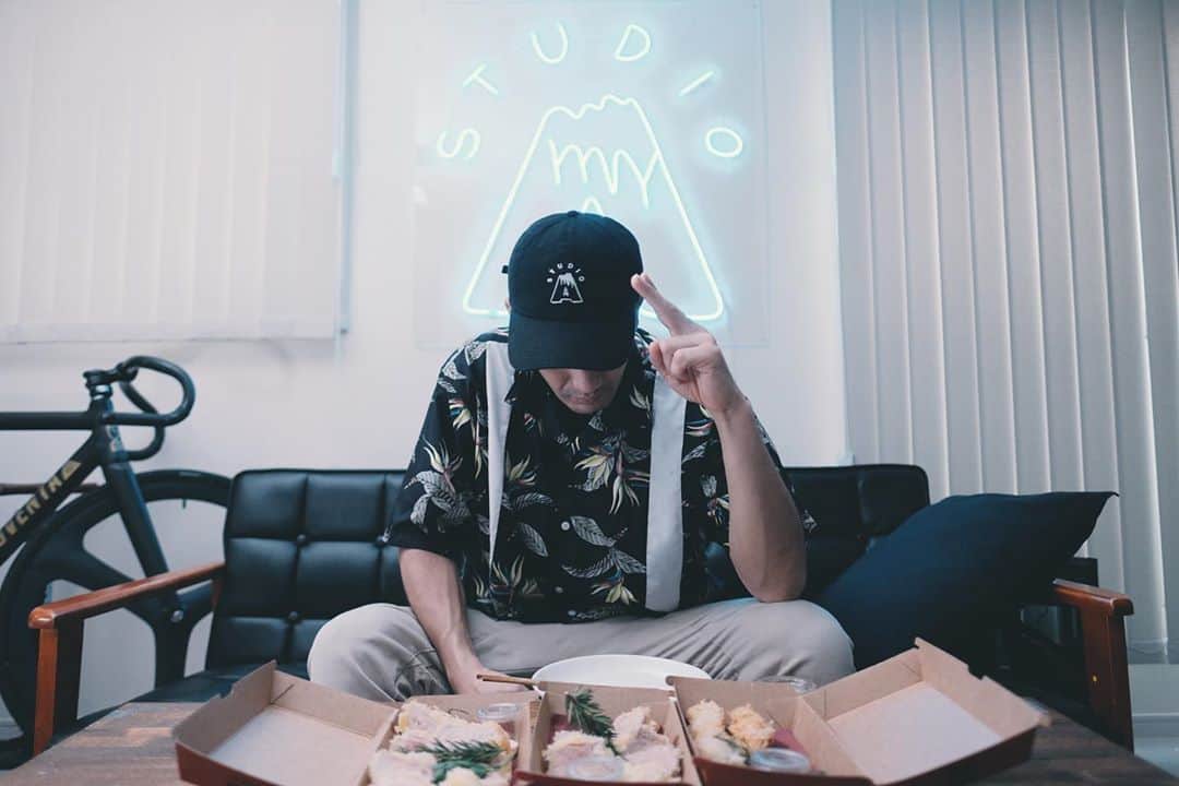 AKLOのインスタグラム：「今日は友達のARI君がスタジオに差し入れでとんかつを持ってきてくれるって言うので楽しみにしていたら、まさかの凄い車で登場し、その車で今から揚げると言い、家の前で揚げるスタイルでビックリ。 ARI君ありがとう！うまかったよー、作業頑張ります。@tonkatsuari」