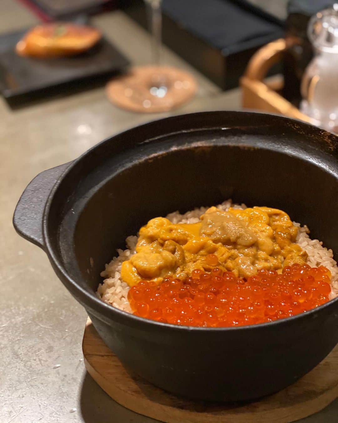 ImotoEtsuyo さんのインスタグラム写真 - (ImotoEtsuyo Instagram)「六本木ウニホリックでウニづくし！  ウニ好きにはたまらない ウニ専門店のウニホリックへ行きました。  前菜のウニの食べ比べから始まり デザートまでウニづくし。　  どれも美味しく頂きました。 一番楽しみにしていたのは 『南部鉄器で炊く贅沢ウニいくらご飯』❣️ 美味しくて　幸せな気持ちになれました〜 デザートの 塩ウニバニラアイスは初めて食べたけど これも美味しかったです。  ・ ・ 照明がウニっていうのも 可愛い💕　 写真が撮りたくなる素敵な店内でした。 ・ @uniholic_roppongi   #uniholic  #六本木 #記念日 #六本木ディナー #ウニ専門店 #うにウニホリック #雲丹尽くし #ウニ好き #東京グルメ #ウニ #うに #雲丹 #六本木グルメ #tokyogourmet  #foodstagram  #restaurant  #食」8月27日 19時23分 - bisuhada