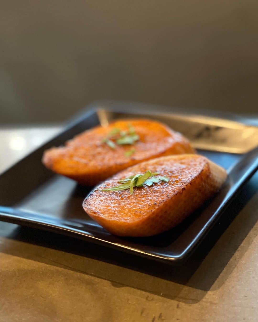 ImotoEtsuyo さんのインスタグラム写真 - (ImotoEtsuyo Instagram)「六本木ウニホリックでウニづくし！  ウニ好きにはたまらない ウニ専門店のウニホリックへ行きました。  前菜のウニの食べ比べから始まり デザートまでウニづくし。　  どれも美味しく頂きました。 一番楽しみにしていたのは 『南部鉄器で炊く贅沢ウニいくらご飯』❣️ 美味しくて　幸せな気持ちになれました〜 デザートの 塩ウニバニラアイスは初めて食べたけど これも美味しかったです。  ・ ・ 照明がウニっていうのも 可愛い💕　 写真が撮りたくなる素敵な店内でした。 ・ @uniholic_roppongi   #uniholic  #六本木 #記念日 #六本木ディナー #ウニ専門店 #うにウニホリック #雲丹尽くし #ウニ好き #東京グルメ #ウニ #うに #雲丹 #六本木グルメ #tokyogourmet  #foodstagram  #restaurant  #食」8月27日 19時23分 - bisuhada