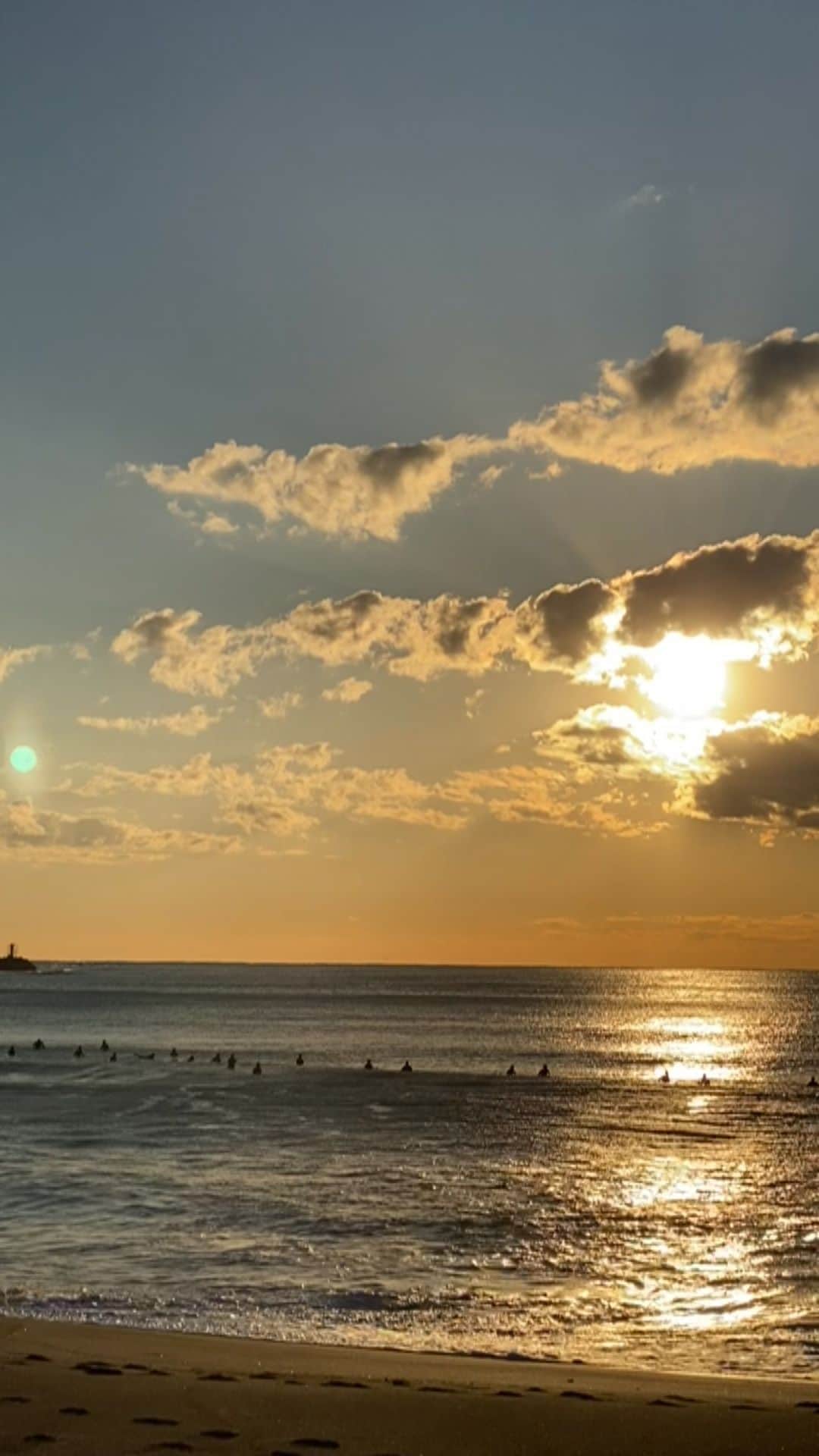 のインスタグラム：「End of Summer   #surfinglife #beachlife #surfing #sunsetbeach  夏が来たと思ったらもう終わるのねー」