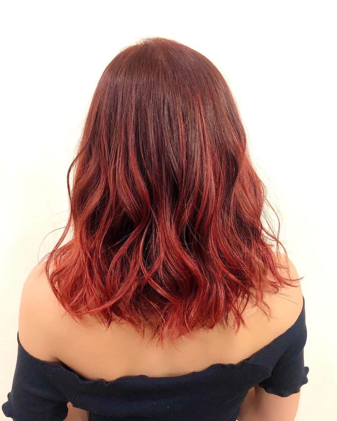 salon PRATiNO(サロンプラチノ)のインスタグラム：「. 🍊カッパーオレンジグラデ🍊. . 元々バレイヤージュで、 ハイライトがたくさん入っているベースに 赤オレンジをオン🧡 カラー剤だけでこの発色◎ 温かみがあってとてもオシャレ💯  . . 【CLAVIS PRATINO】 ◇月曜日～土曜日 10:00～20:00 ◇日曜日 10:00～18:00  ※定休日なし ※時間外はお問い合わせください。 愛知県名古屋市中区錦3-4-19石垣ビル７Ｆ ☎︎052-962-7017 . #hairstyle #hair #cornrow #braids #clavispratino #spiralperm #pratino #hairsalon #nagoya #haircolor #love #派手髪 #外国人風カラー #バレイヤージュ #グラデーション #コーンロウ #ブレイズ #スパイラルパーマ #特殊ヘア #ブラックヘア #美容室 #ヘアサロン #ヘアスタイル #ヘアカラー #クラビスプラチノ #名古屋 #栄 #錦」