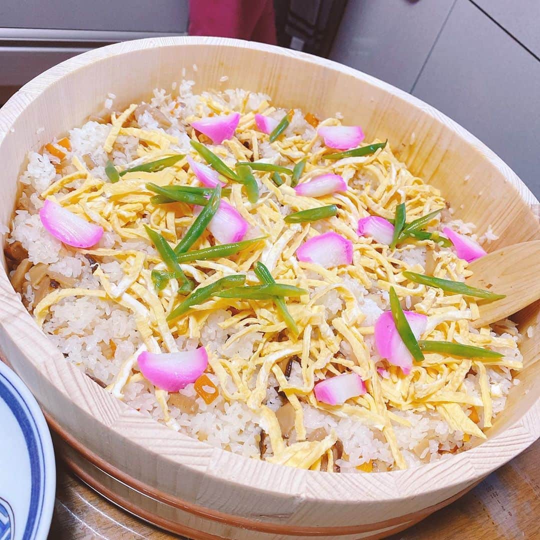 岡村咲さんのインスタグラム写真 - (岡村咲Instagram)「じいちゃんちで夕飯は、とても豪華でした❤︎美味しくて、食べ過ぎ……笑　愛情たっぷりのご飯で、生き返りました☺️🧡ありがとう🧡」8月27日 19時29分 - sakiokamura_official