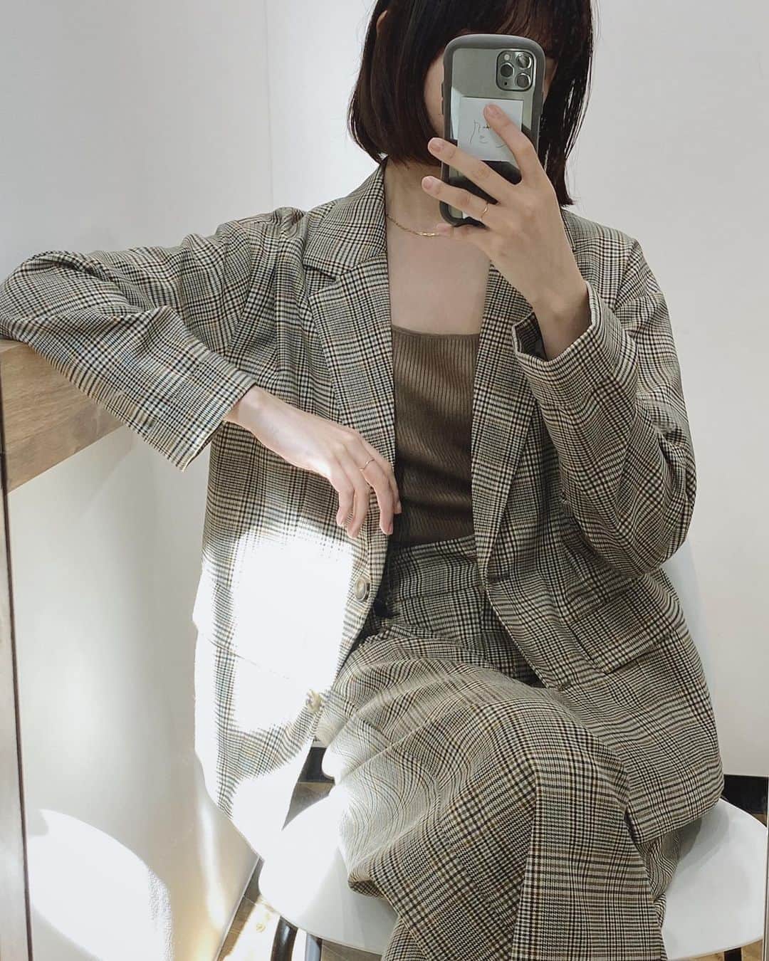 のインスタグラム：「☑︎ check jacket setup  チェックが大好きすぎるので、秋冬のidemはチェックまみれ。  カラバリも欲張ってパターンから変えちゃう。2色とも推しです✌︎  皆さんからのお声を参考にして、秋はパンツのサイズ展開が増えてます。  @idem__official AW coming soon。  #idem_idea」