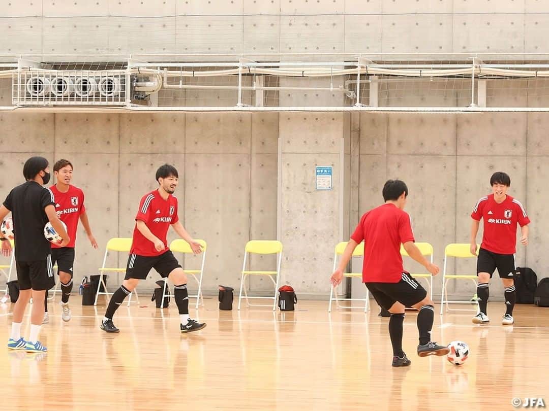 日本サッカー協会さんのインスタグラム写真 - (日本サッカー協会Instagram)「フットサル日本代表候補　Ｆリーグ開幕前最後のトレーニングキャンプを開始！ ・ フットサル日本代表候補のトレーニングキャンプが、先週に引き続き、8月25日より高円宮記念JFA夢フィールドにてスタートしました。 ・ チームは8月25日のお昼に集合し、選手・スタッフの全員がSmartAmp法での検査を行い、陰性の確認が取れてから始動となりました。 ・ 初日のトレーニングは18時から開始し、数的不均衡、セットプレーの確認、最後は短い時間でフルコートでの紅白戦を行いました。翌日は午前・午後の2部トレーニングを実施。久しぶりの招集となった選手も多く、積極的にコミュニケーションを取りながらピッチ内外でチームの戦術やサインプレーを確認する姿が見られました。 ・ チームは残りの2日間で3回のセッションを行い、AFCフットサル選手権に向けて更なる強化を図ります。 ・ #futsal #フットサル日本代表 #jfa #daihyo」8月27日 19時45分 - japanfootballassociation