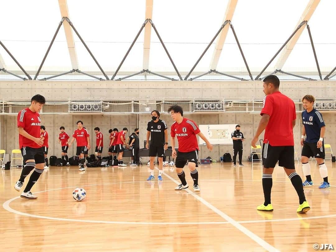 日本サッカー協会さんのインスタグラム写真 - (日本サッカー協会Instagram)「フットサル日本代表候補　Ｆリーグ開幕前最後のトレーニングキャンプを開始！ ・ フットサル日本代表候補のトレーニングキャンプが、先週に引き続き、8月25日より高円宮記念JFA夢フィールドにてスタートしました。 ・ チームは8月25日のお昼に集合し、選手・スタッフの全員がSmartAmp法での検査を行い、陰性の確認が取れてから始動となりました。 ・ 初日のトレーニングは18時から開始し、数的不均衡、セットプレーの確認、最後は短い時間でフルコートでの紅白戦を行いました。翌日は午前・午後の2部トレーニングを実施。久しぶりの招集となった選手も多く、積極的にコミュニケーションを取りながらピッチ内外でチームの戦術やサインプレーを確認する姿が見られました。 ・ チームは残りの2日間で3回のセッションを行い、AFCフットサル選手権に向けて更なる強化を図ります。 ・ #futsal #フットサル日本代表 #jfa #daihyo」8月27日 19時45分 - japanfootballassociation